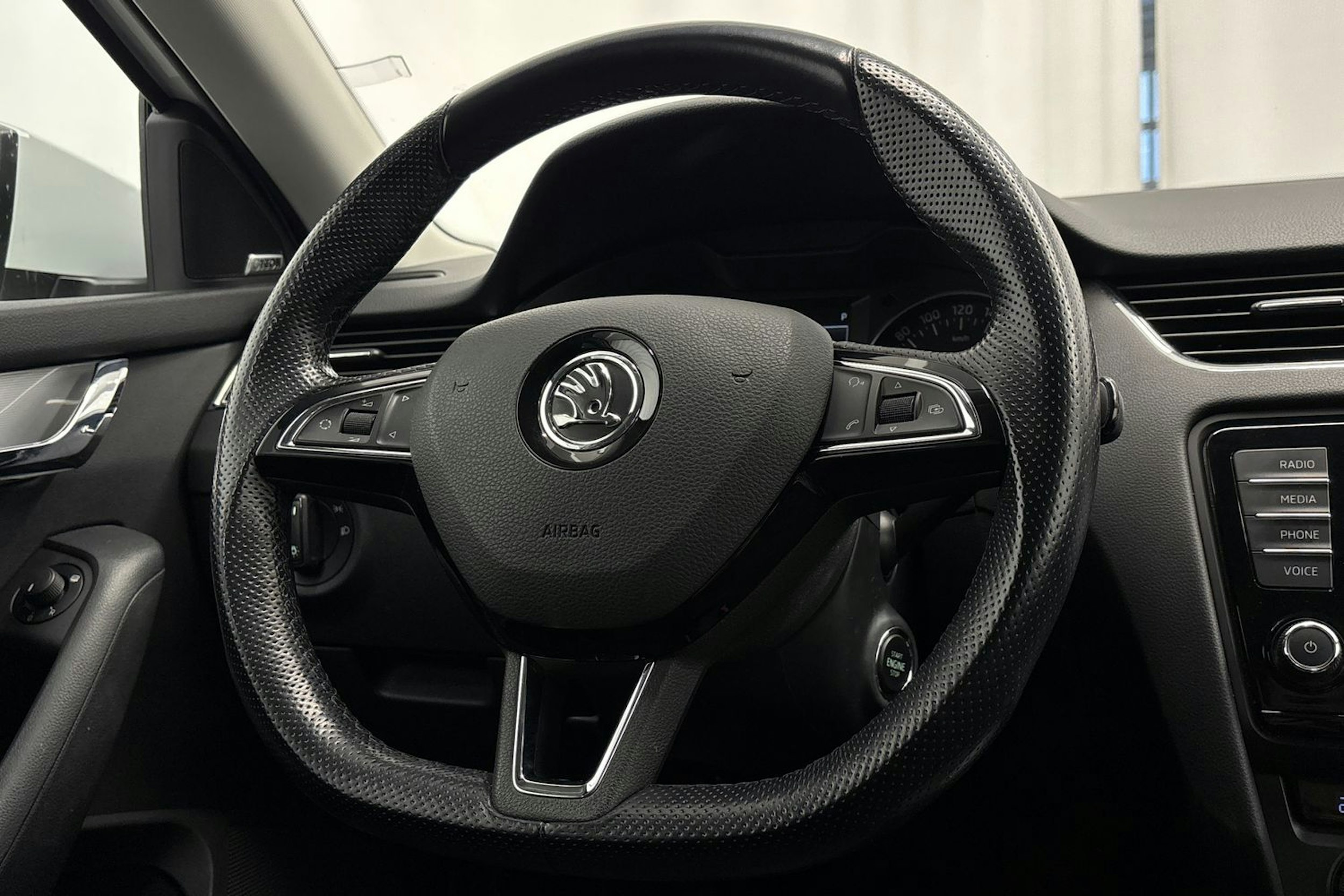 valkoinen Skoda Octavia 2015 kuva 14.