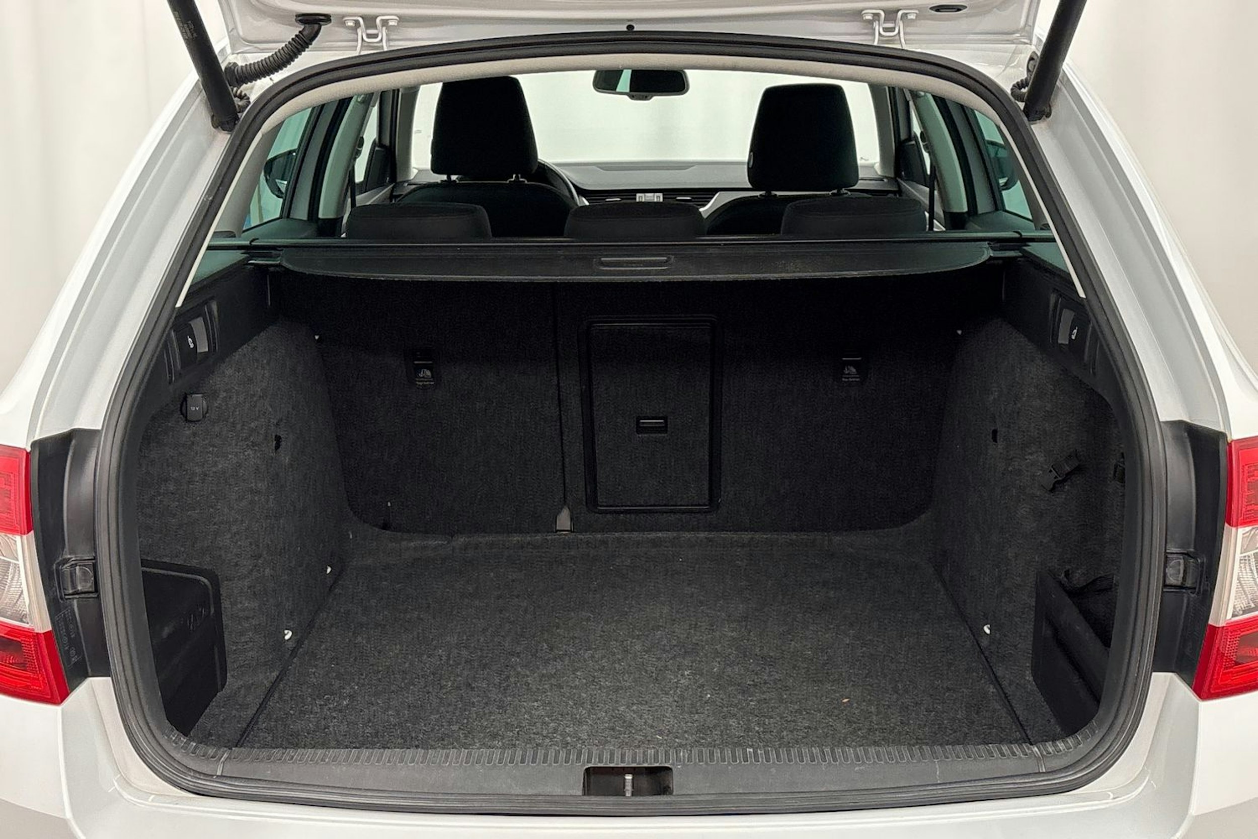 valkoinen Skoda Octavia 2015 kuva 20.