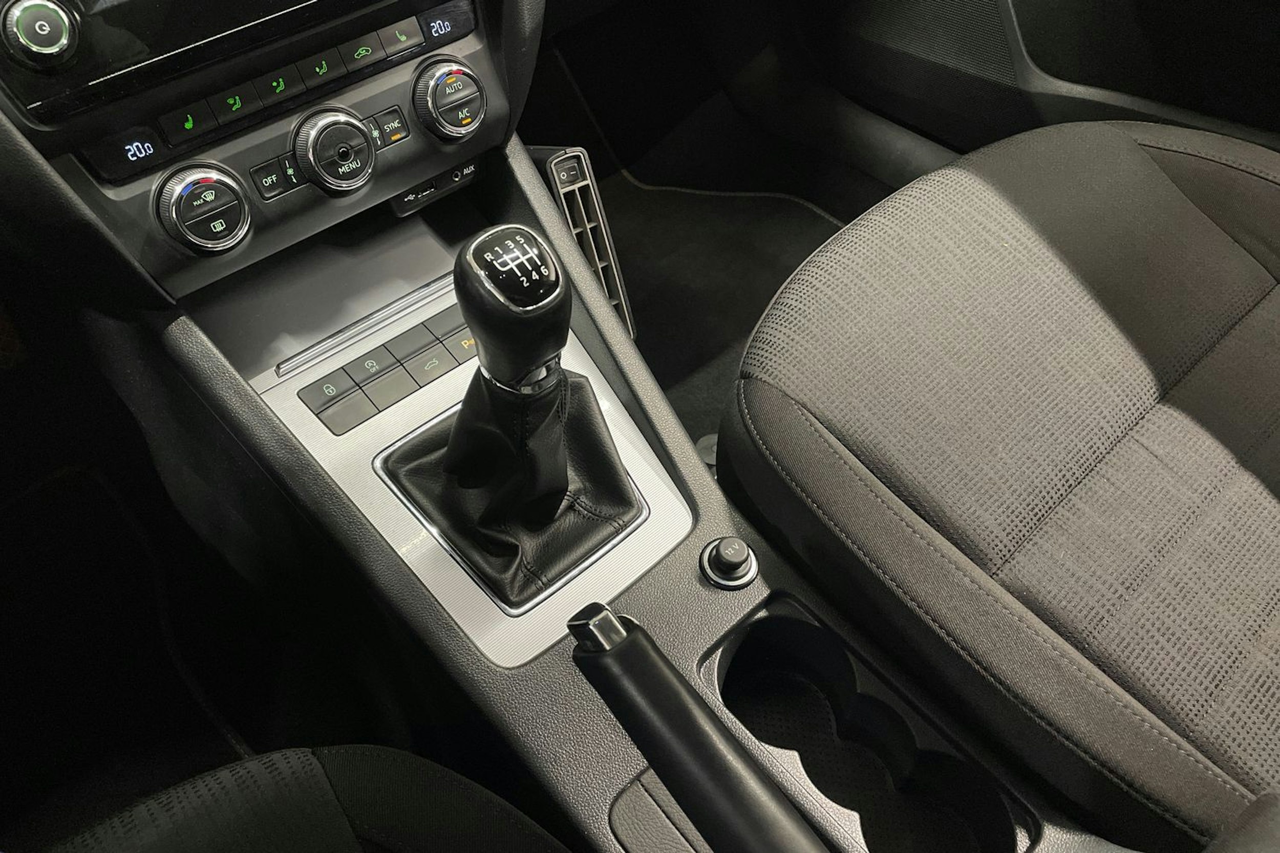 Ruskea (beige) Skoda OCTAVIA 2015 kuva 21.