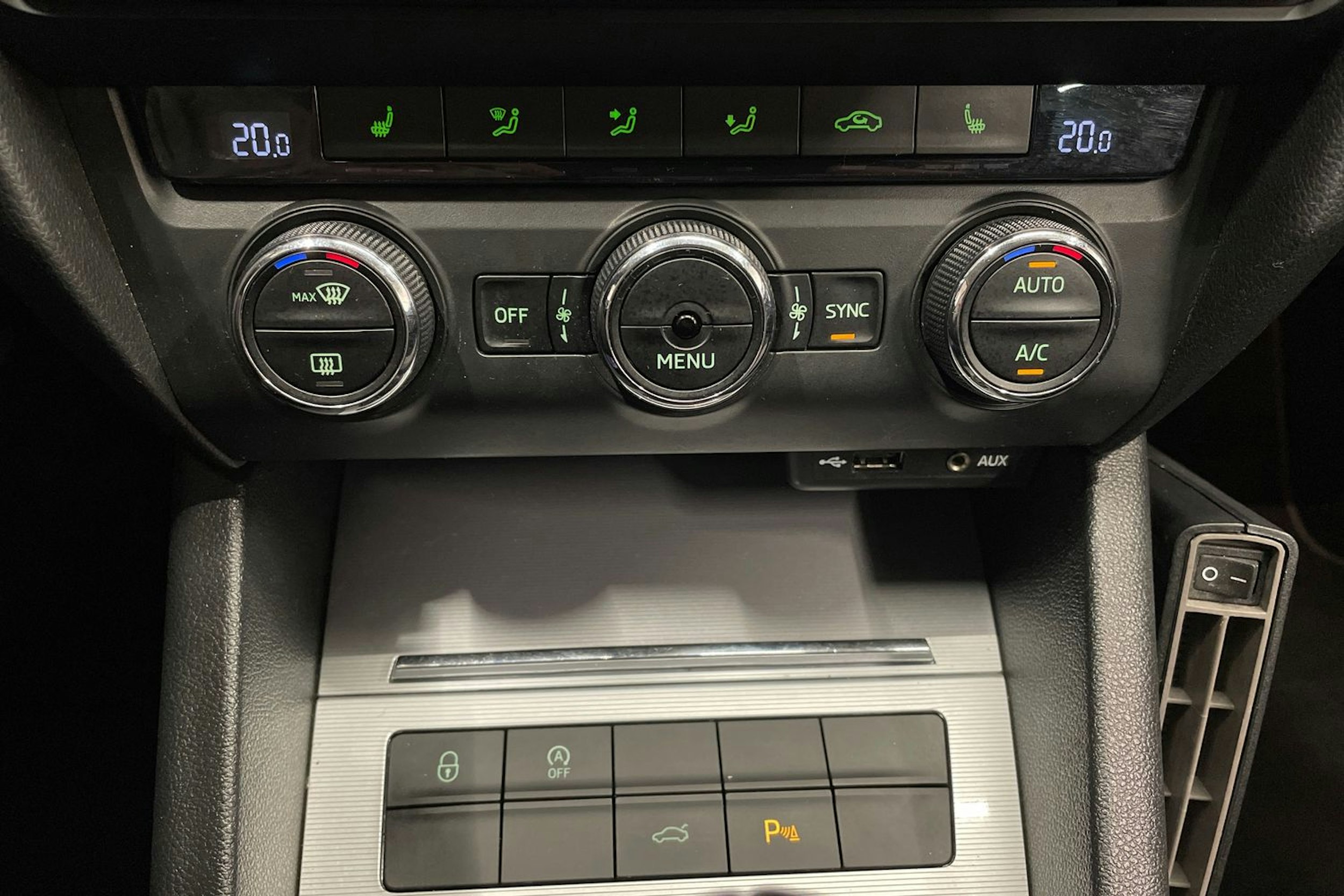 Ruskea (beige) Skoda OCTAVIA 2015 kuva 22.