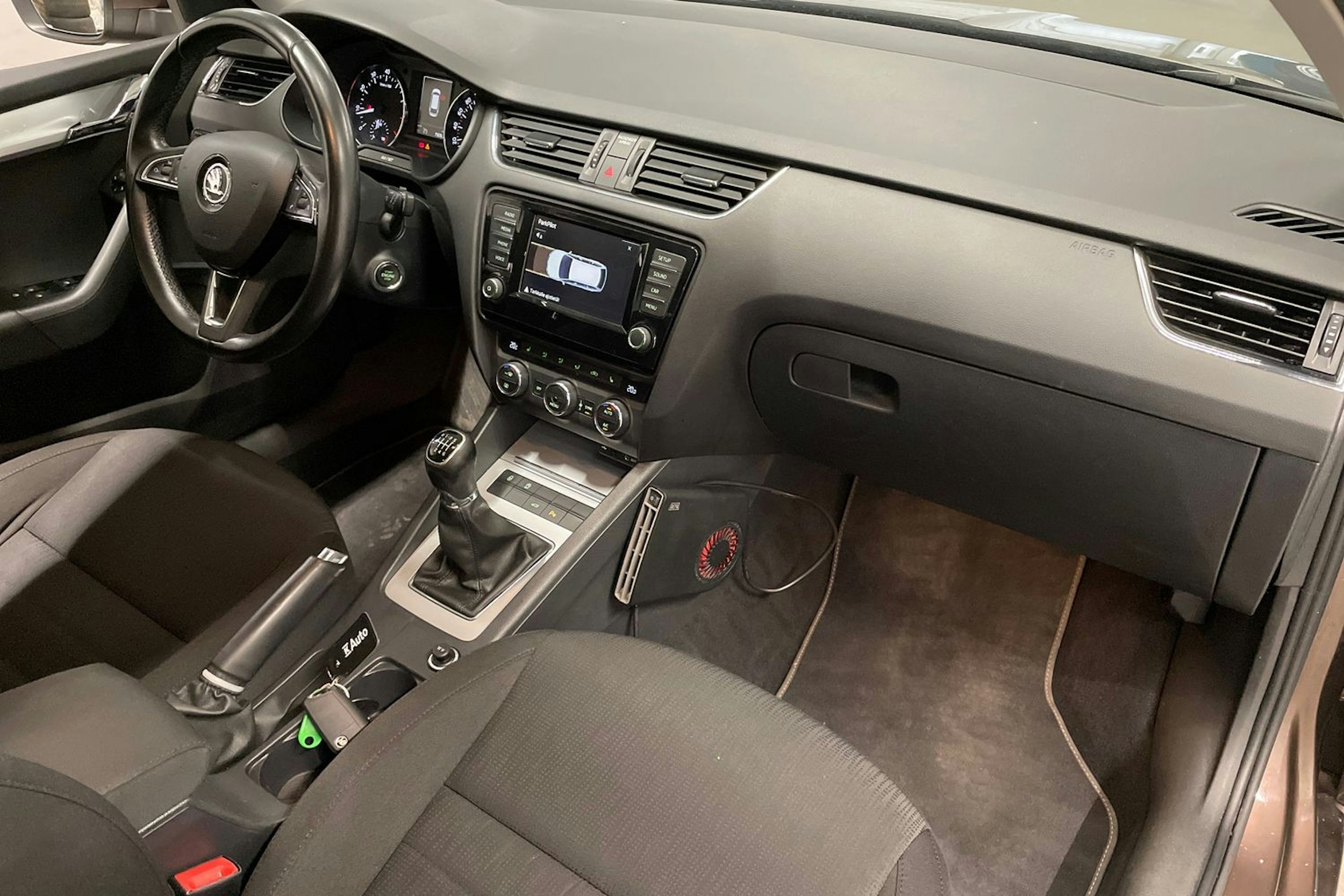 Ruskea (beige) Skoda OCTAVIA 2015 kuva 28.