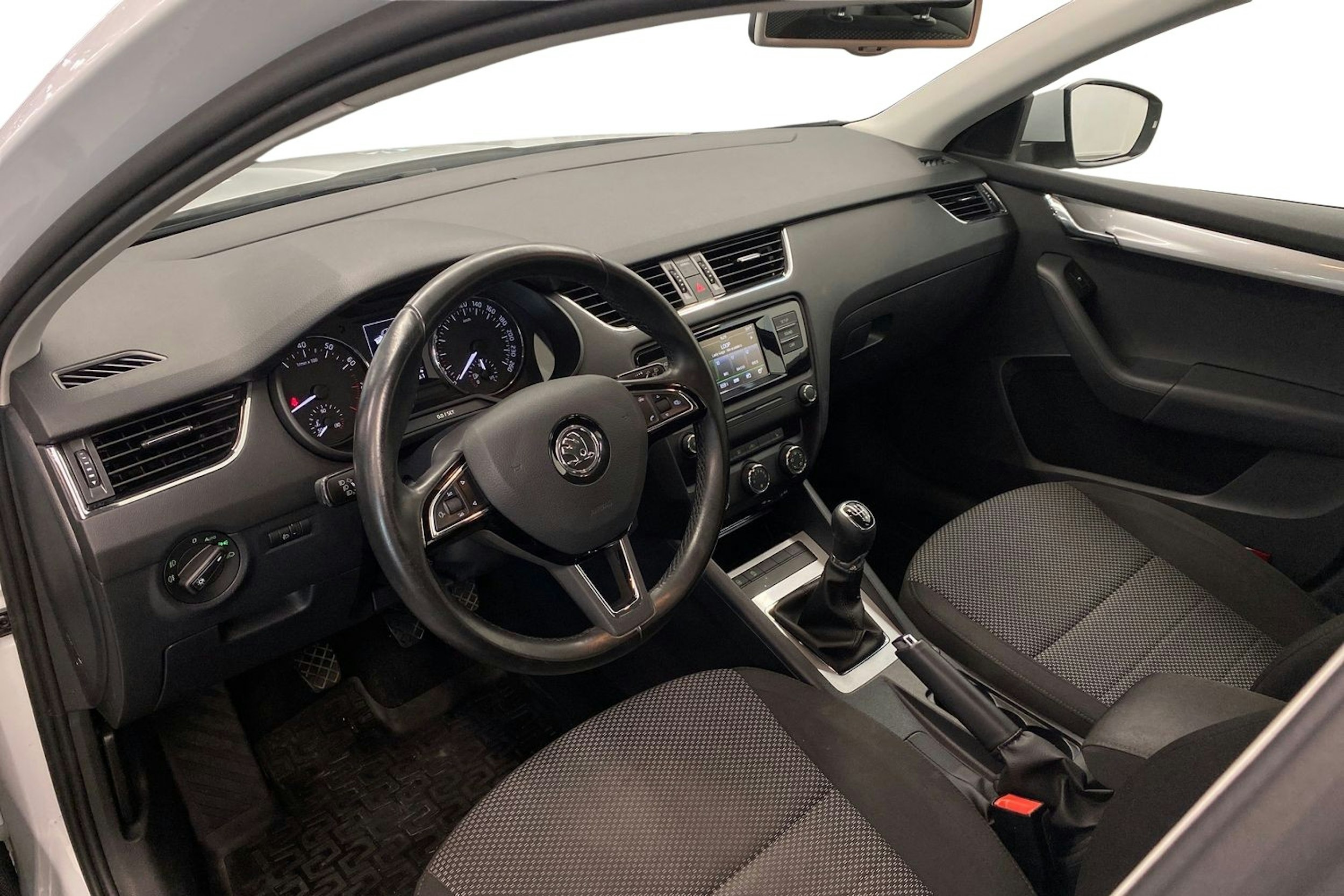 valkoinen Skoda Octavia 2015 kuva 7.