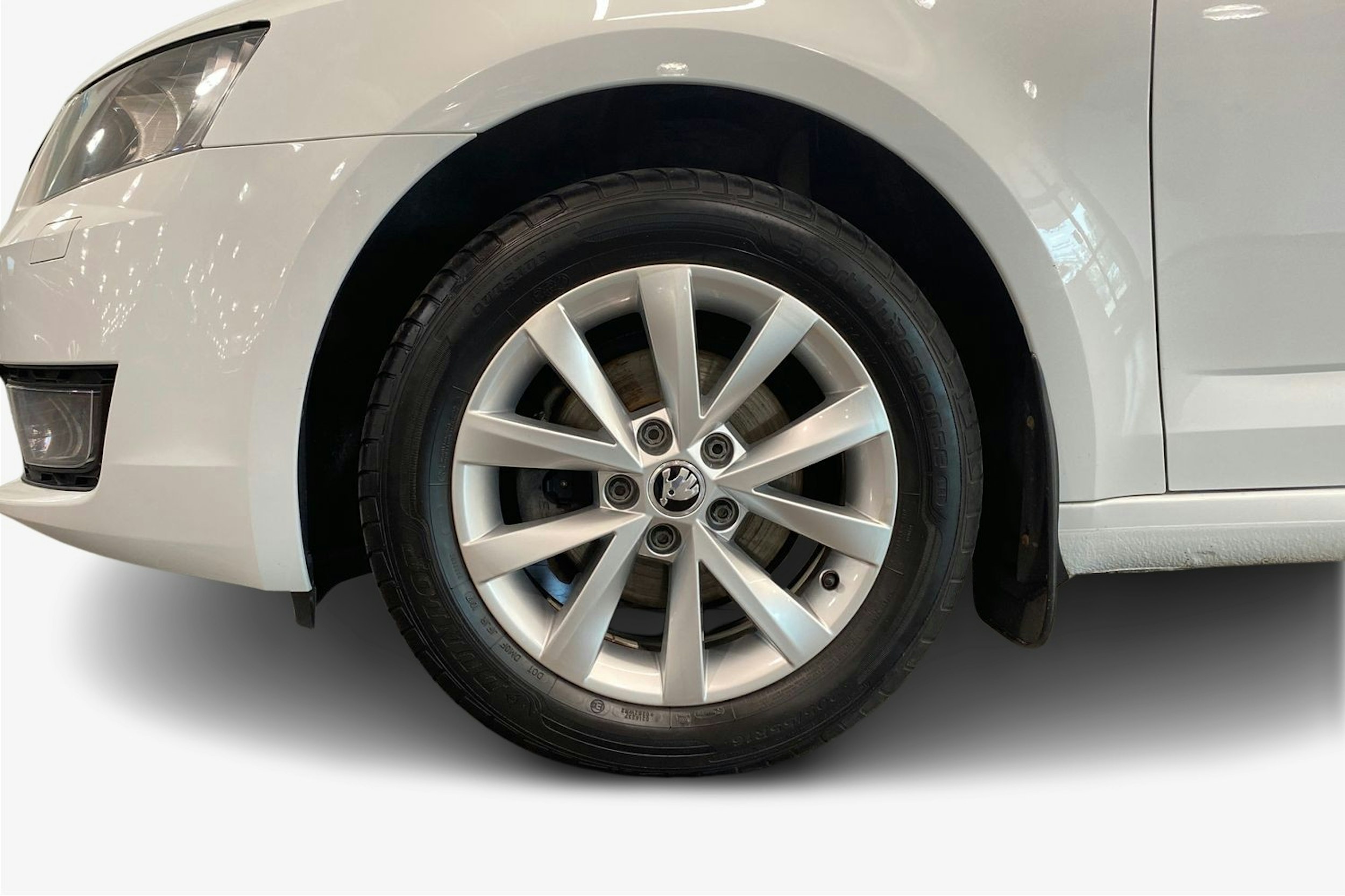 valkoinen Skoda Octavia 2015 kuva 11.
