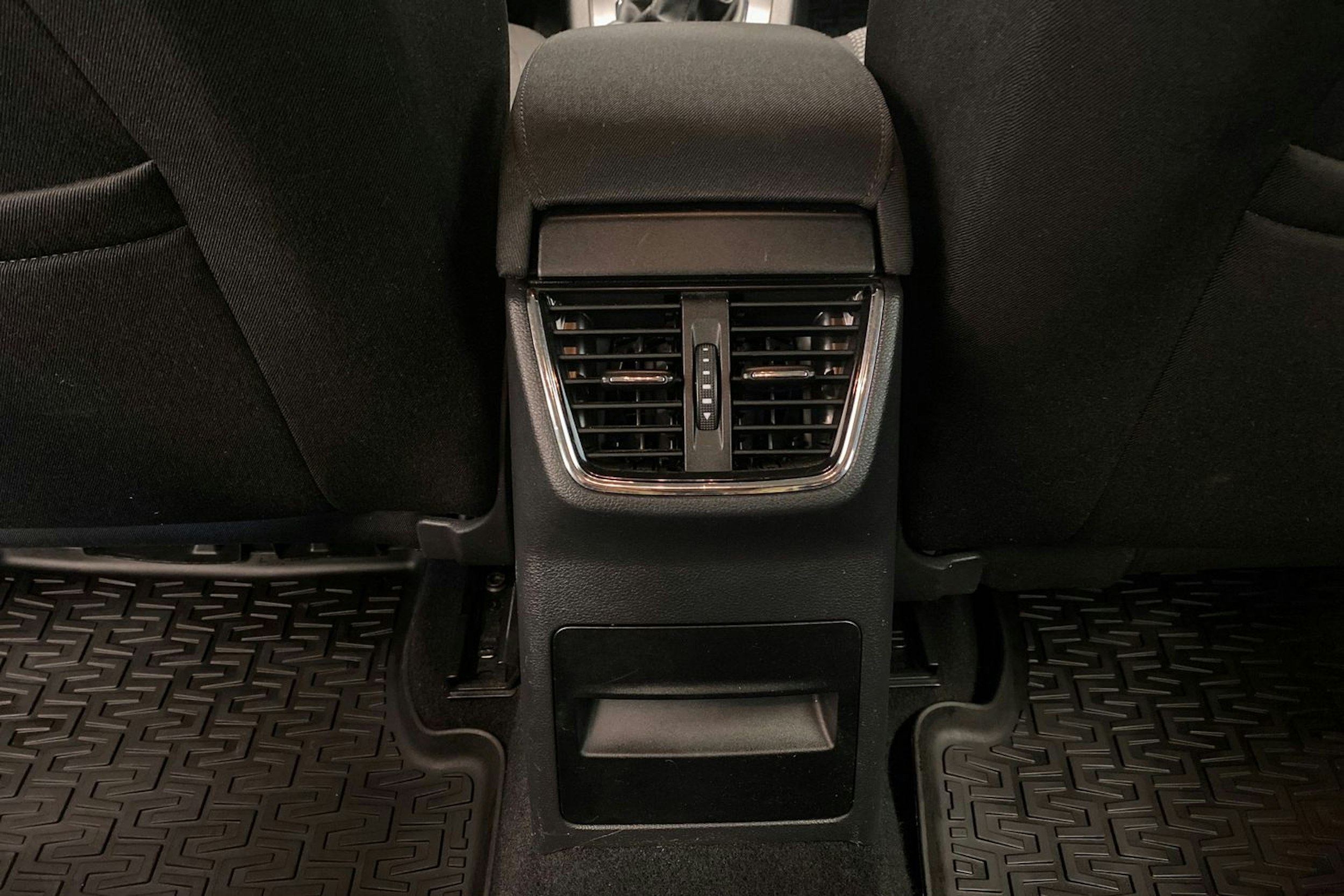 valkoinen Skoda Octavia 2015 kuva 15.