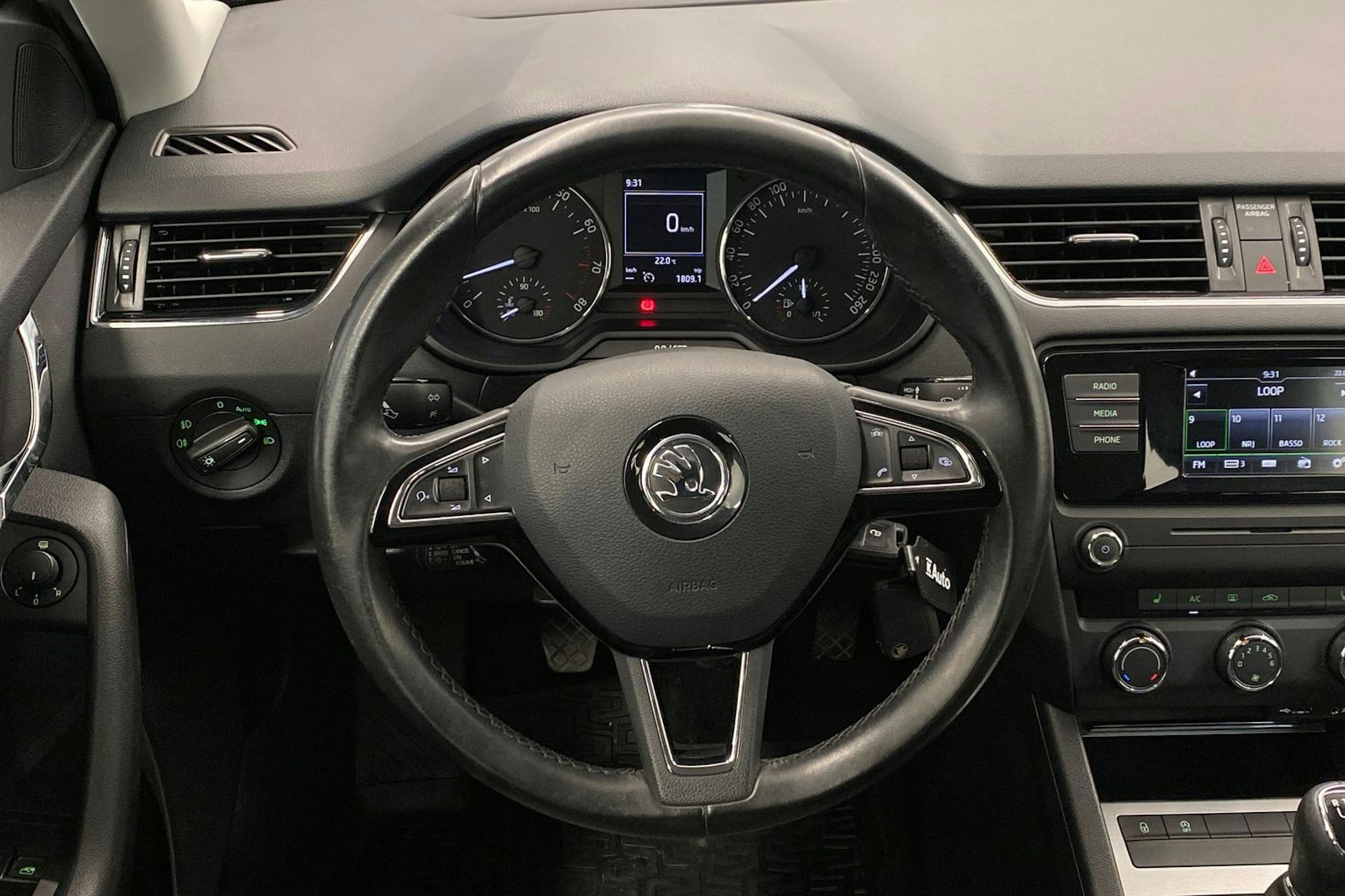 valkoinen Skoda Octavia 2015 kuva 18.