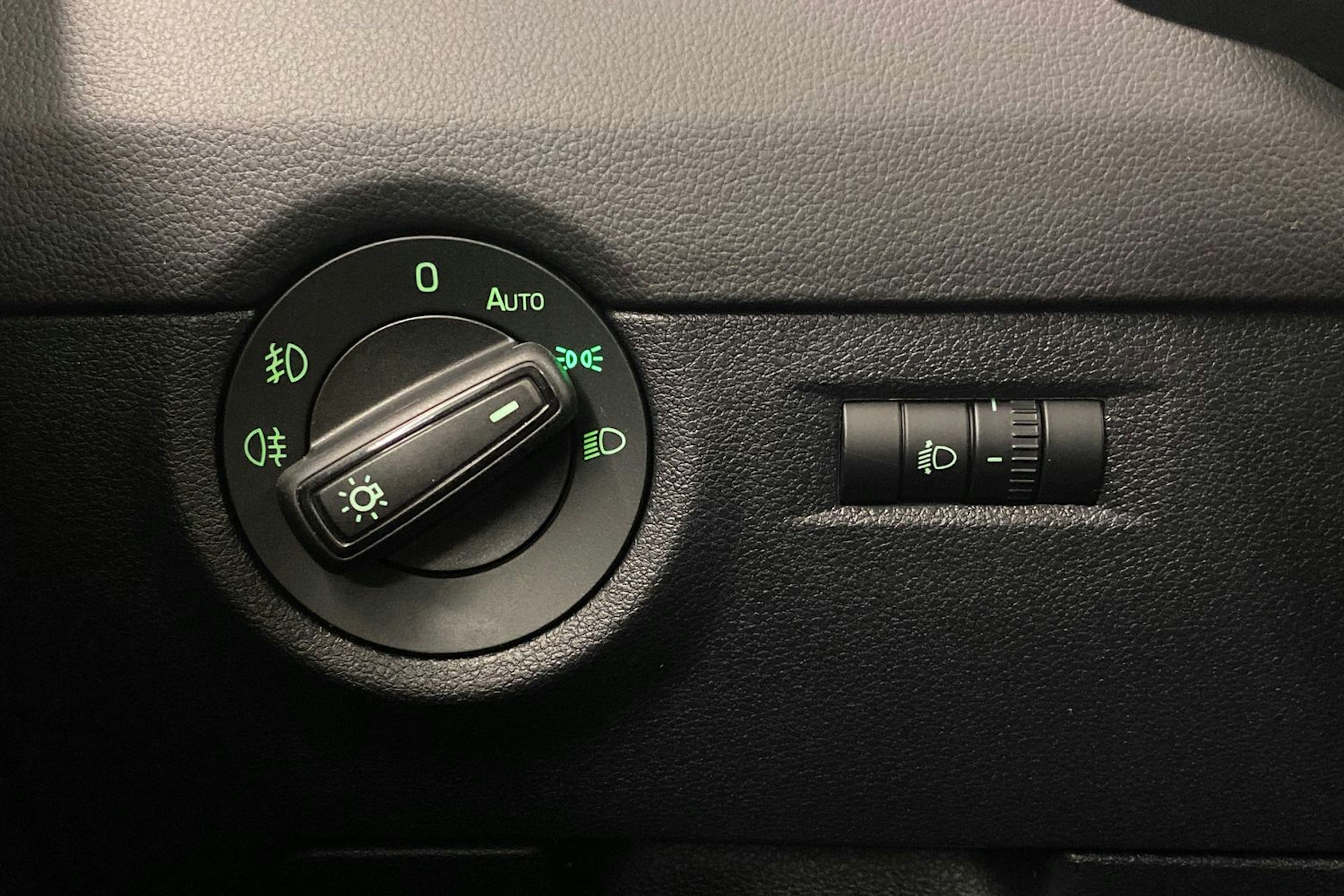 valkoinen Skoda Octavia 2015 kuva 20.