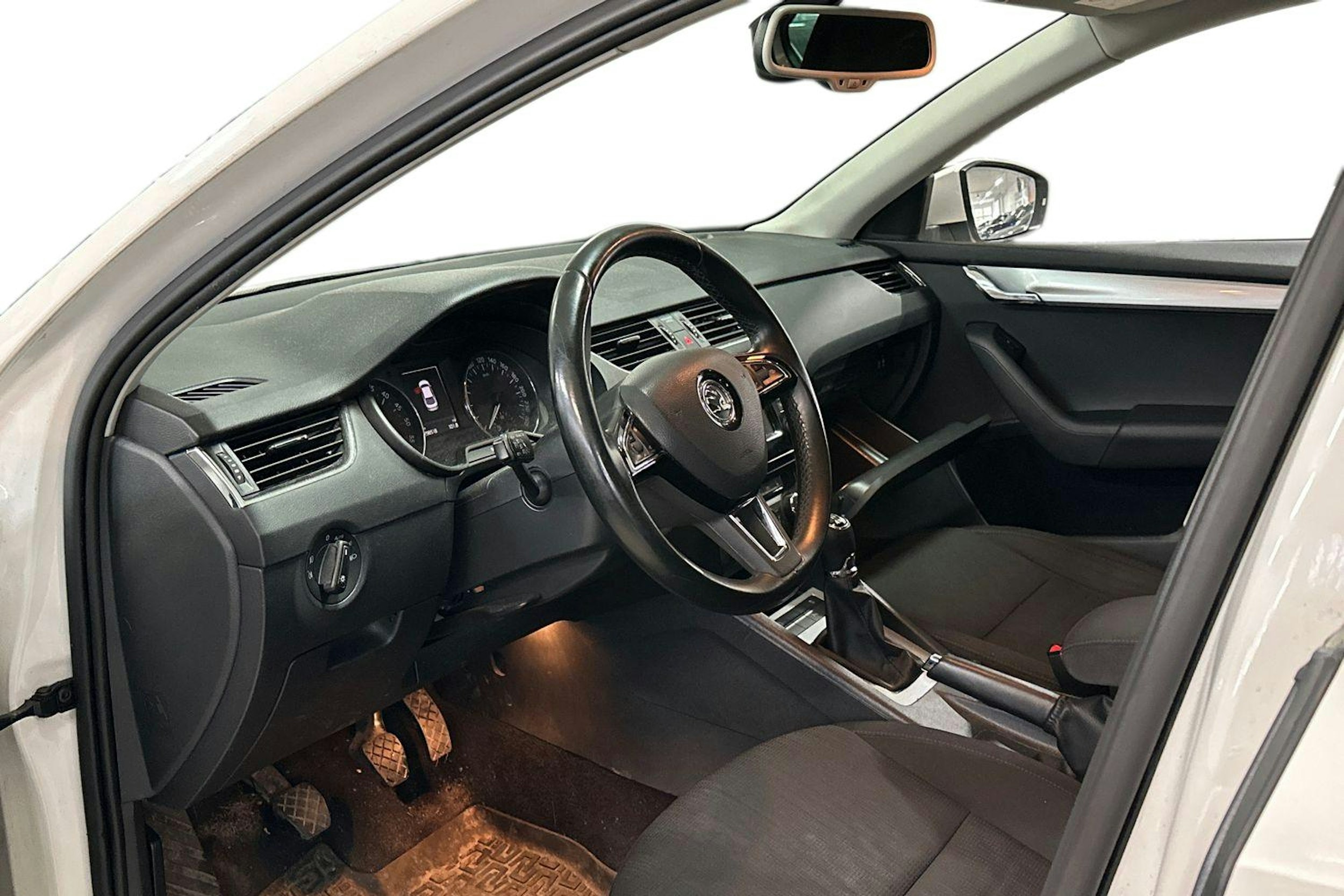 Valkoinen Skoda OCTAVIA 2015 kuva 3.