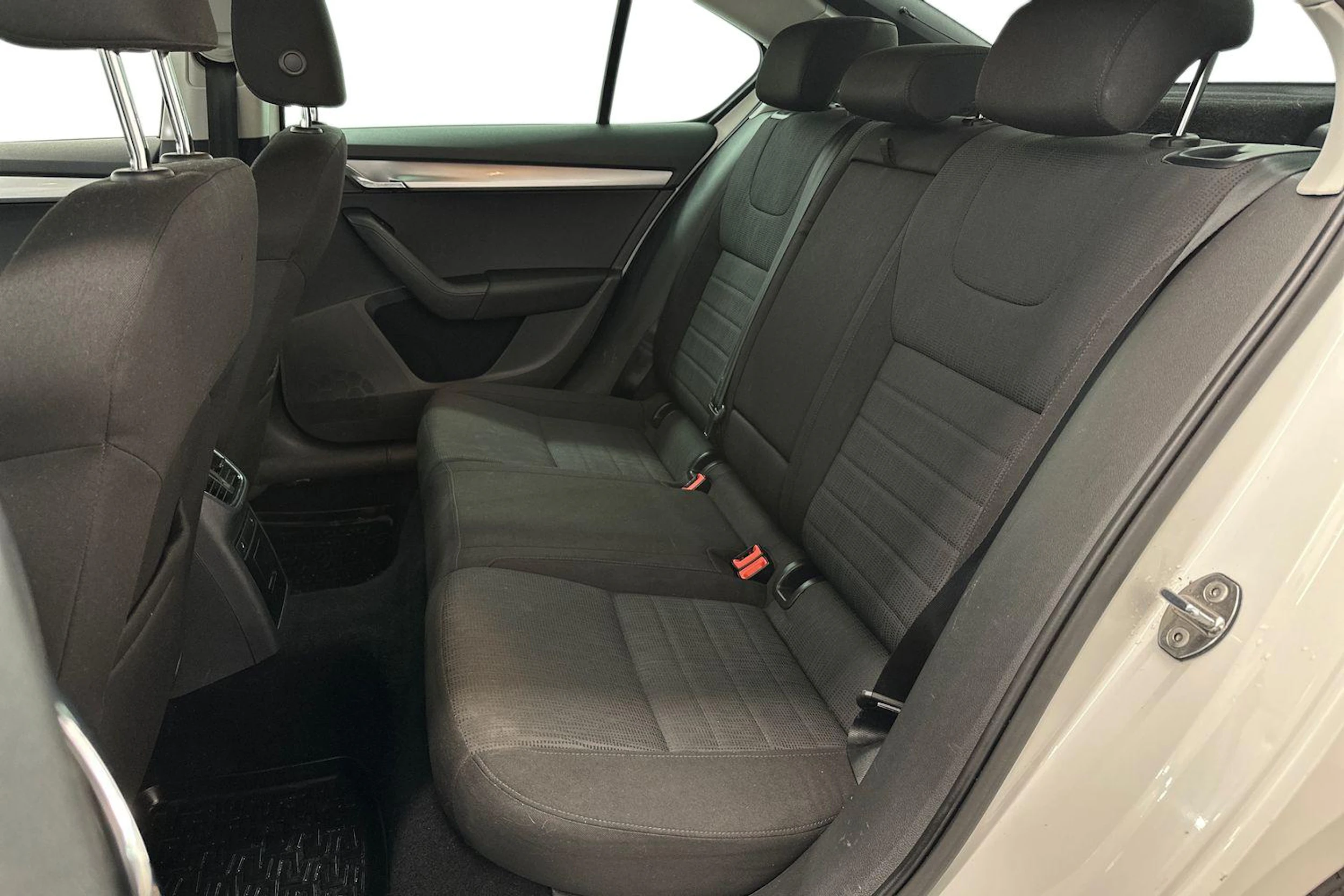 Valkoinen Skoda OCTAVIA 2016 kuva 8.