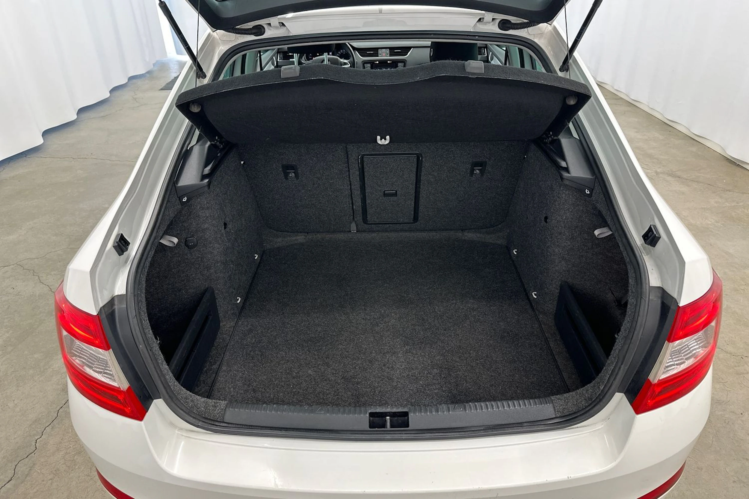 Valkoinen Skoda OCTAVIA 2016 kuva 19.