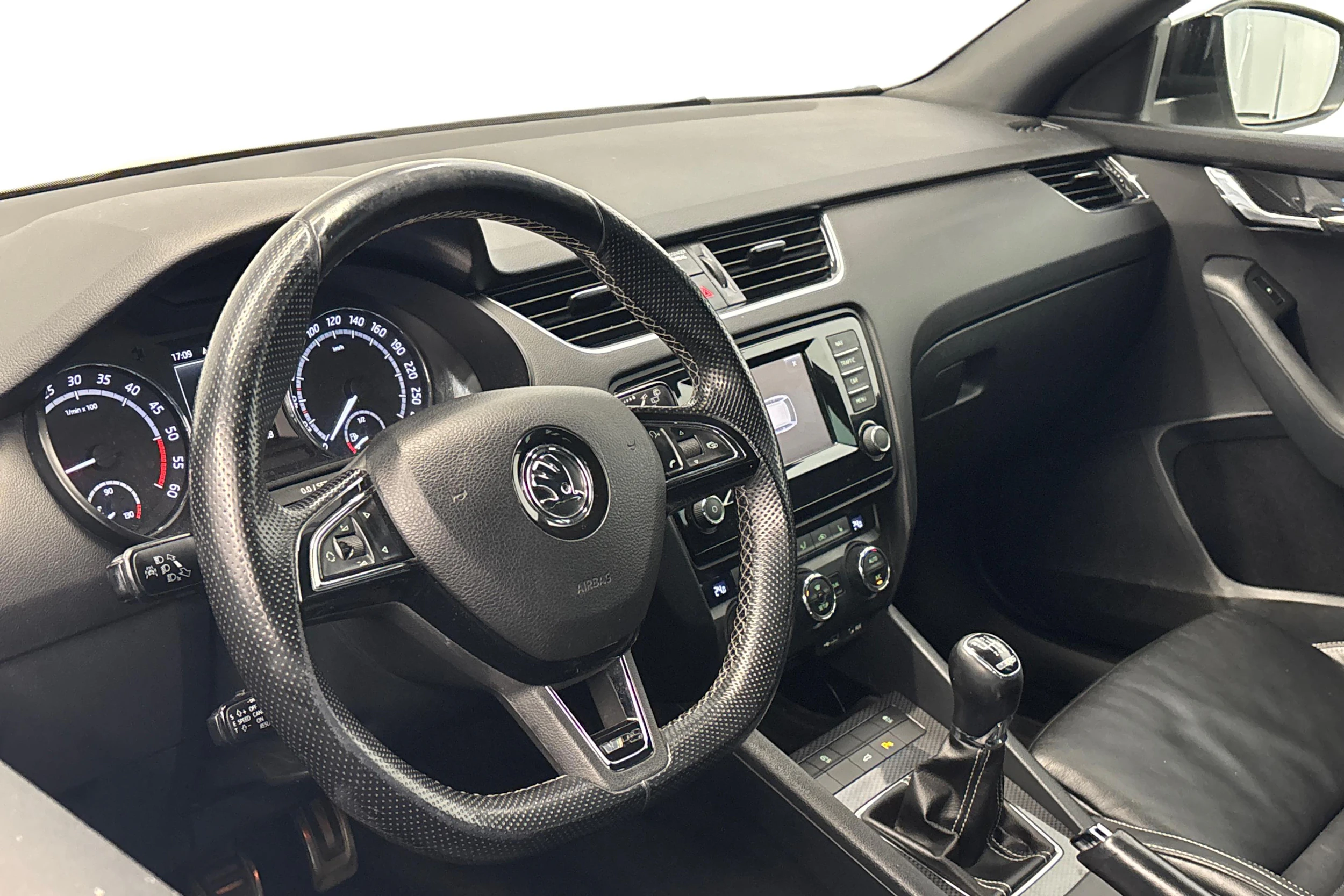 valkoinen Skoda Octavia 2015 kuva 6.