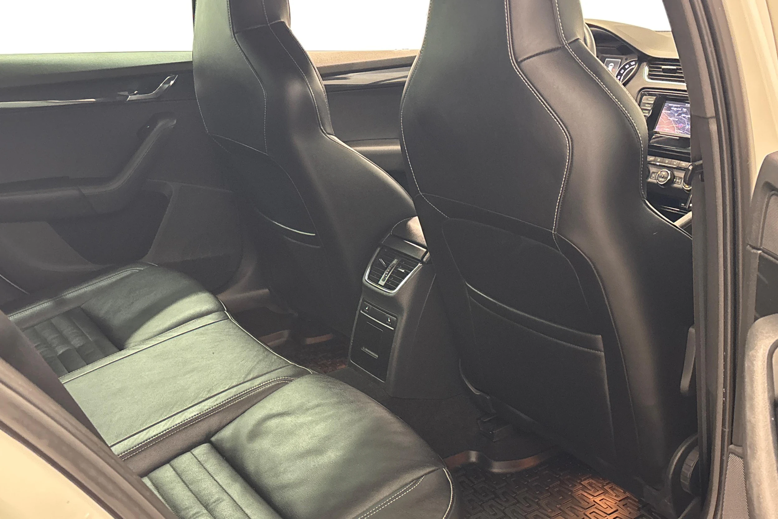 valkoinen Skoda Octavia 2015 kuva 9.