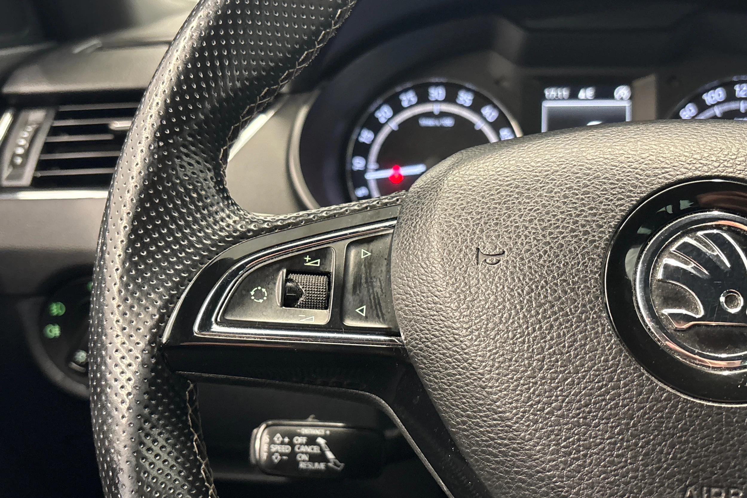 valkoinen Skoda Octavia 2015 kuva 14.