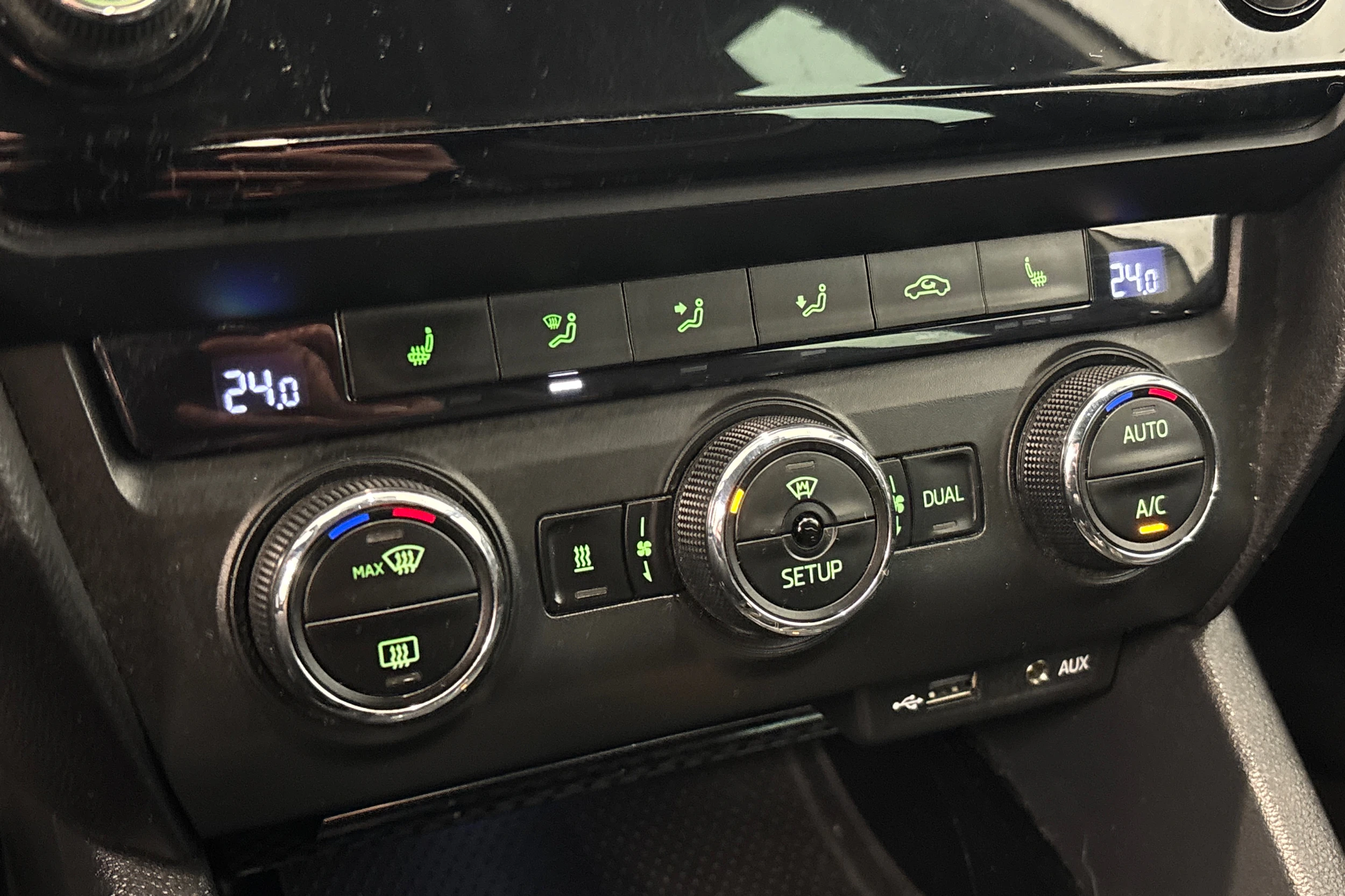 valkoinen Skoda Octavia 2015 kuva 21.