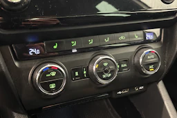 valkoinen Skoda Octavia 2015 kuva 21.