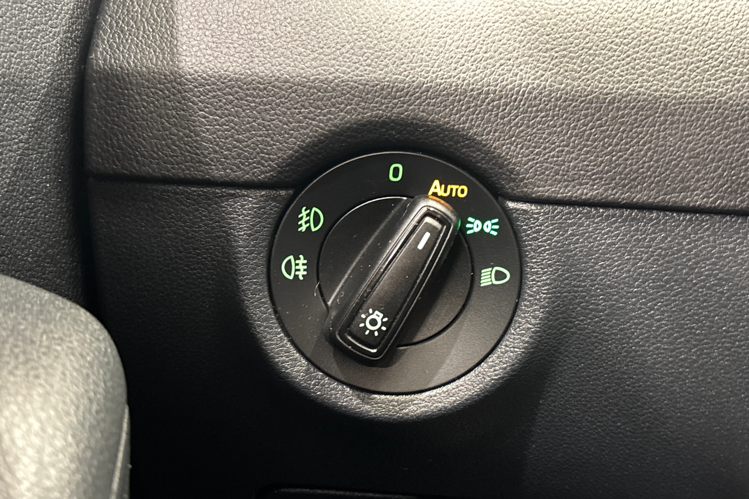 valkoinen Skoda Octavia 2015 kuva 28.