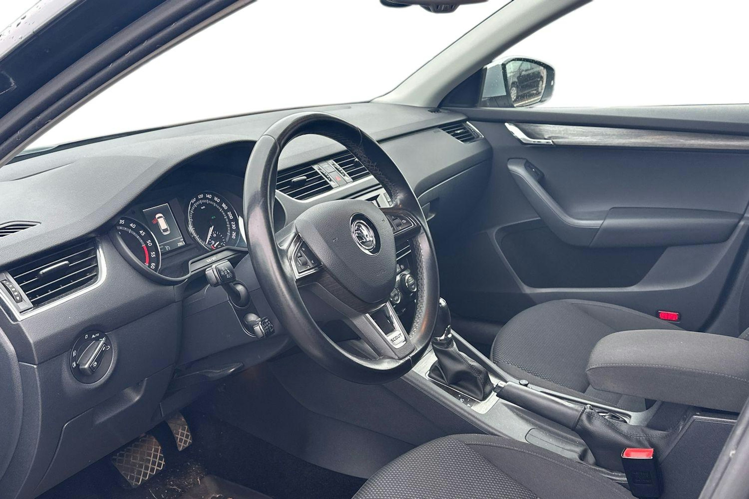 harmaa Skoda Octavia 2015 kuva 3.
