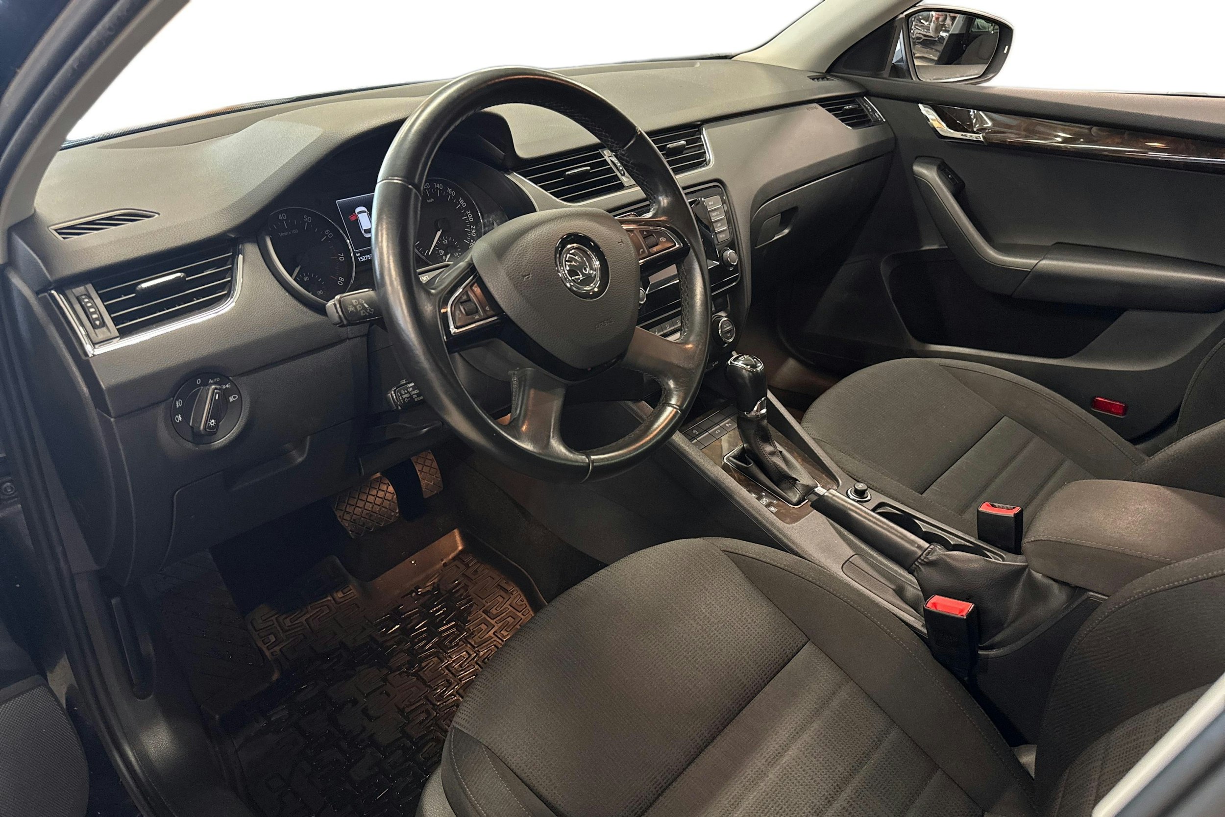 musta Skoda Octavia 2015 kuva 3.