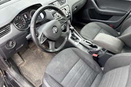 musta Skoda Octavia 2015 kuva 3.