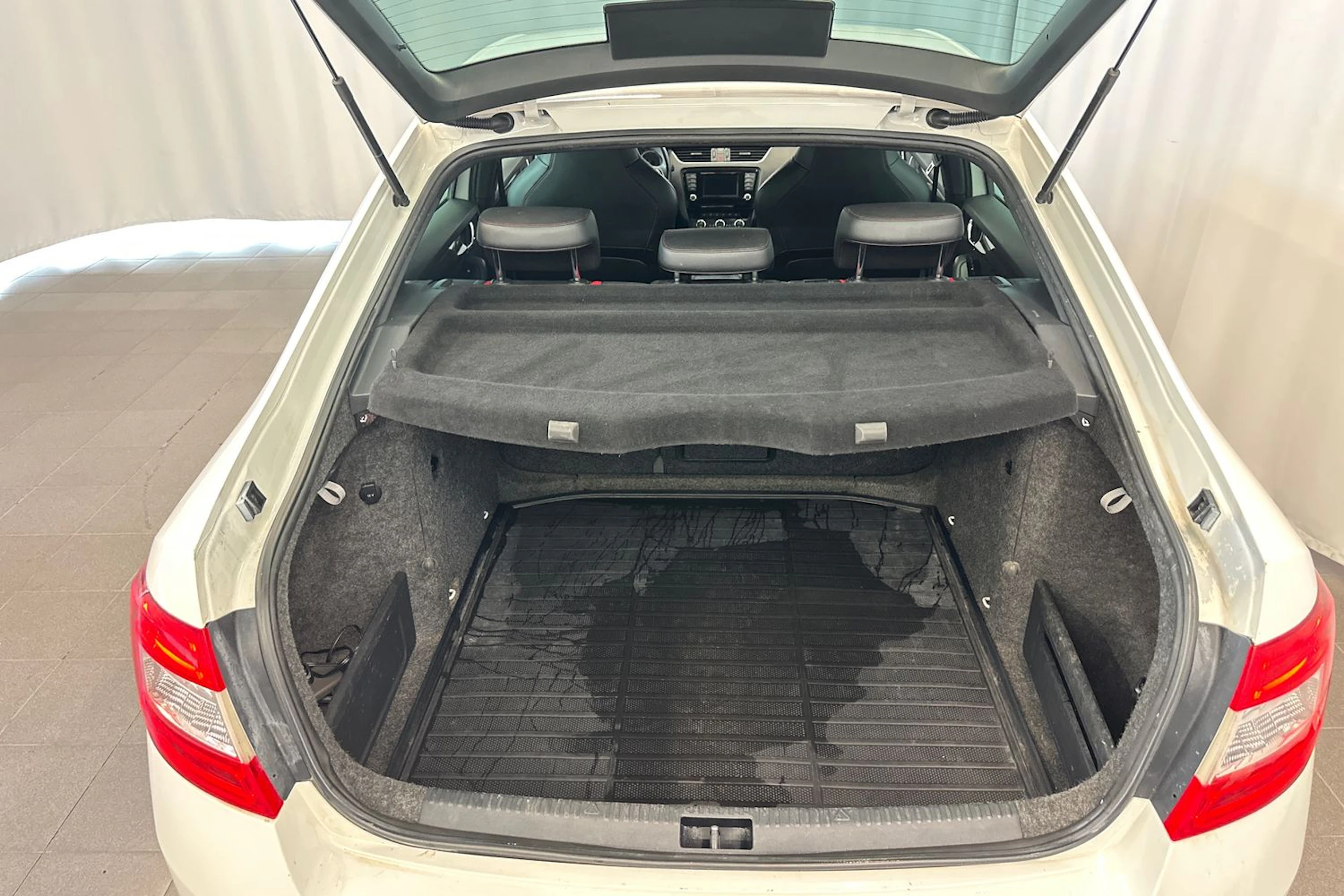 valkoinen Skoda Octavia 2015 kuva 11.