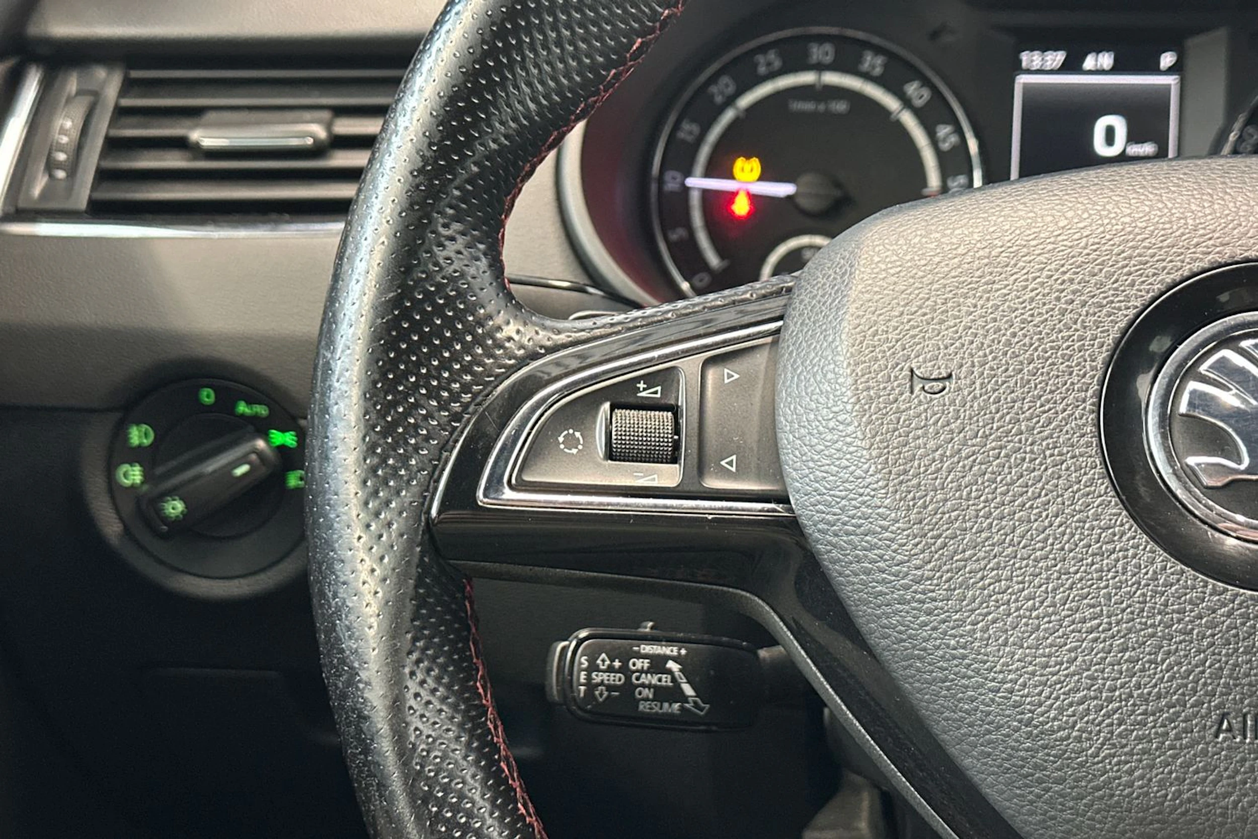 valkoinen Skoda Octavia 2015 kuva 14.