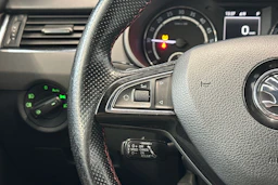 valkoinen Skoda Octavia 2015 kuva 14.