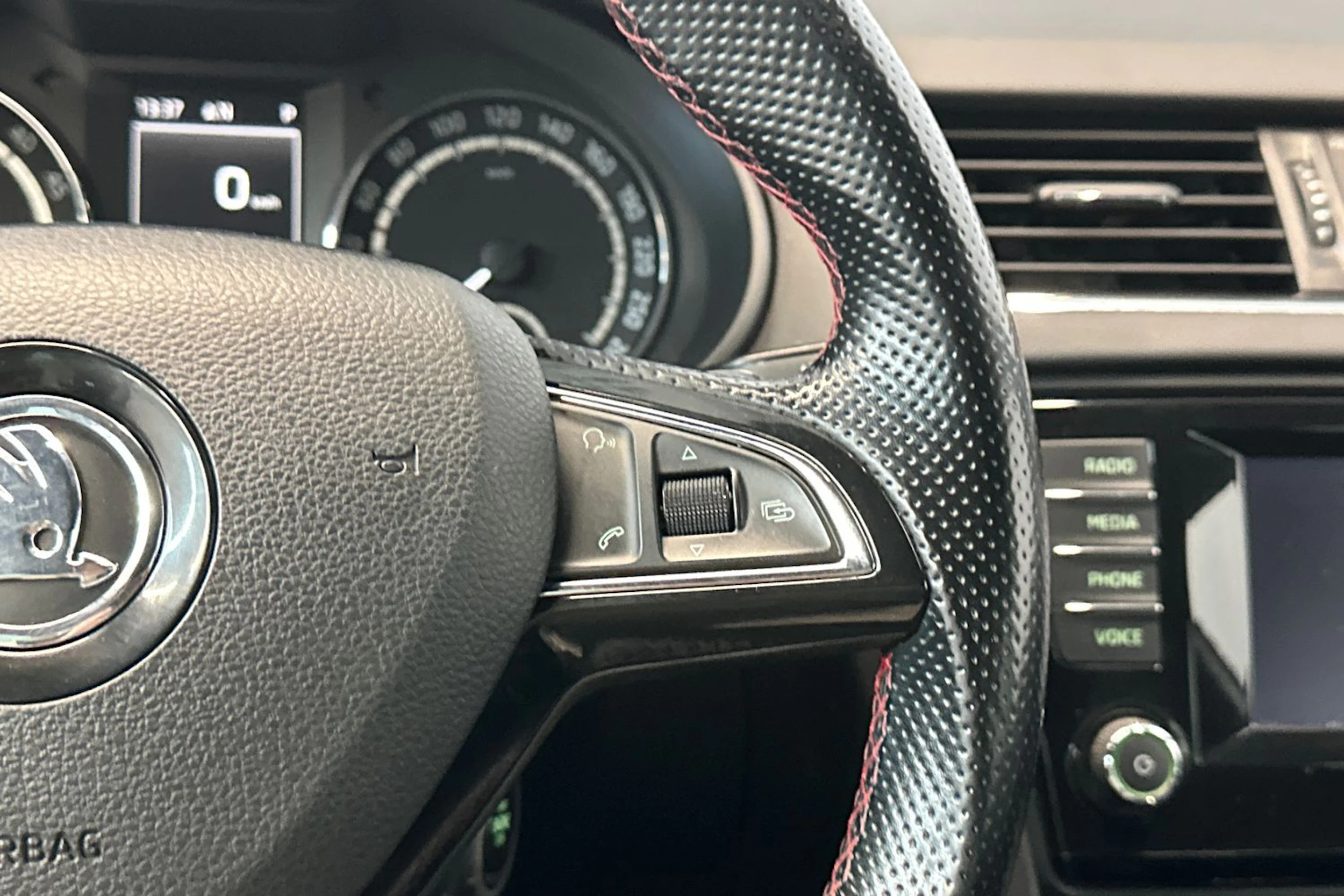valkoinen Skoda Octavia 2015 kuva 15.