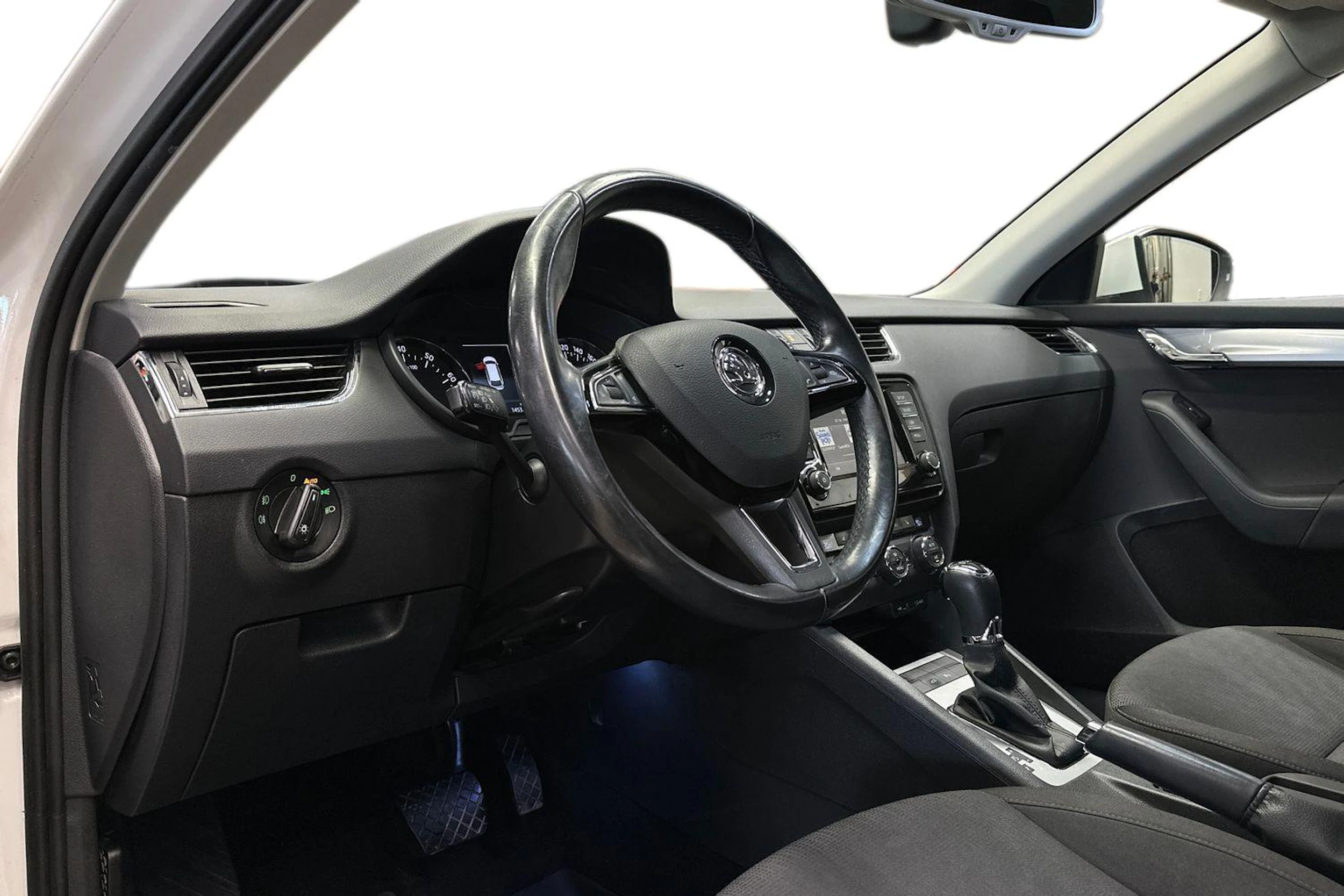 valkoinen Skoda Octavia 2015 kuva 6.