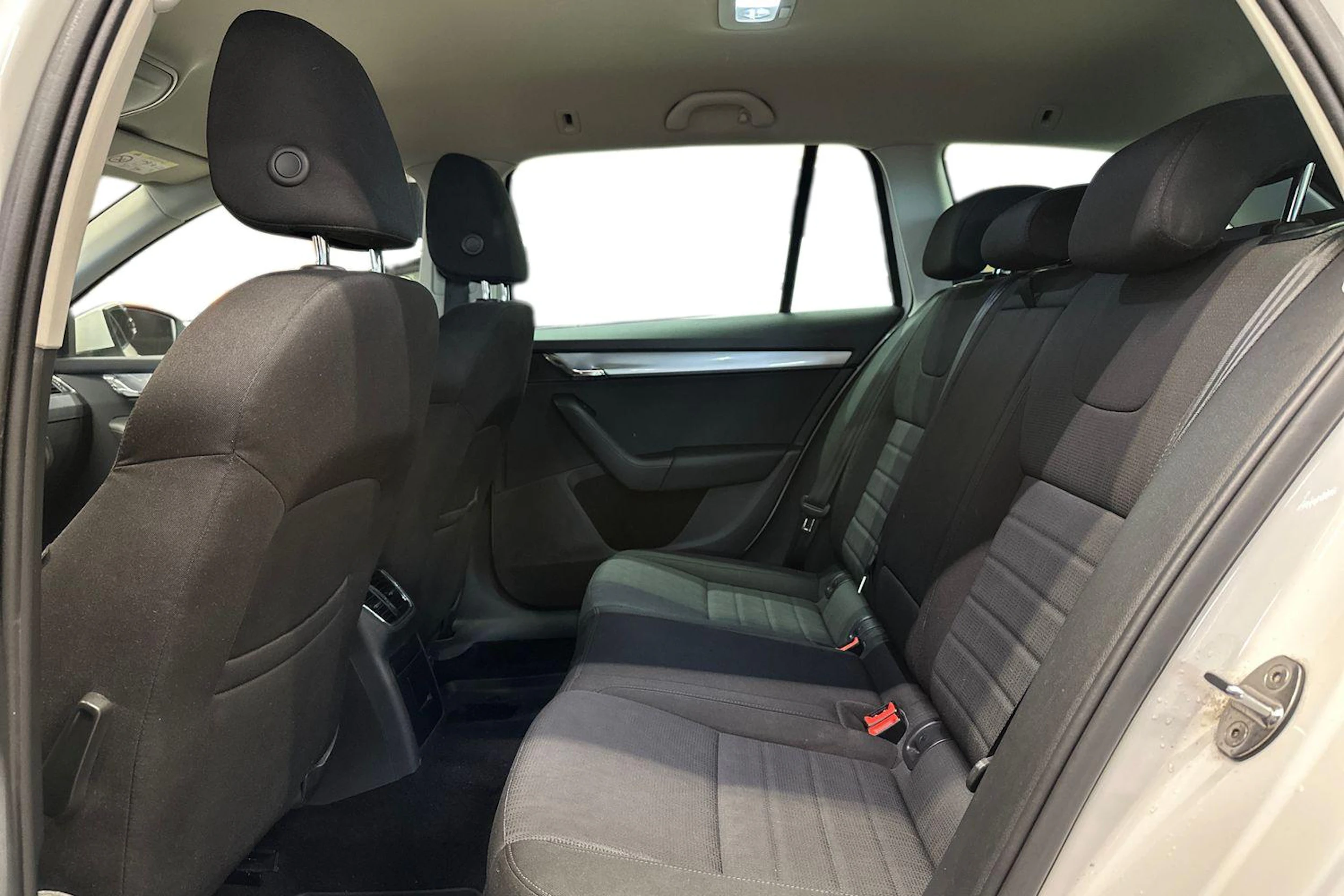 valkoinen Skoda Octavia 2015 kuva 8.