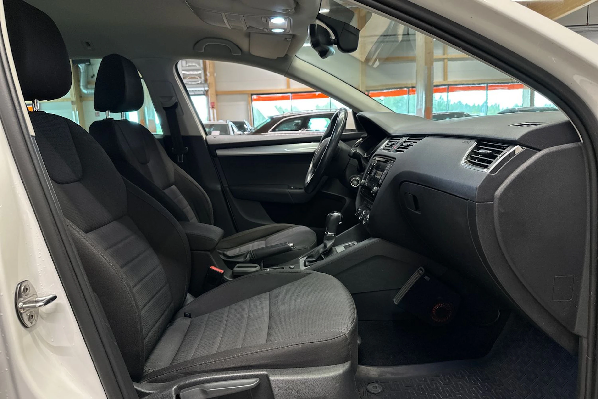 valkoinen Skoda Octavia 2015 kuva 10.