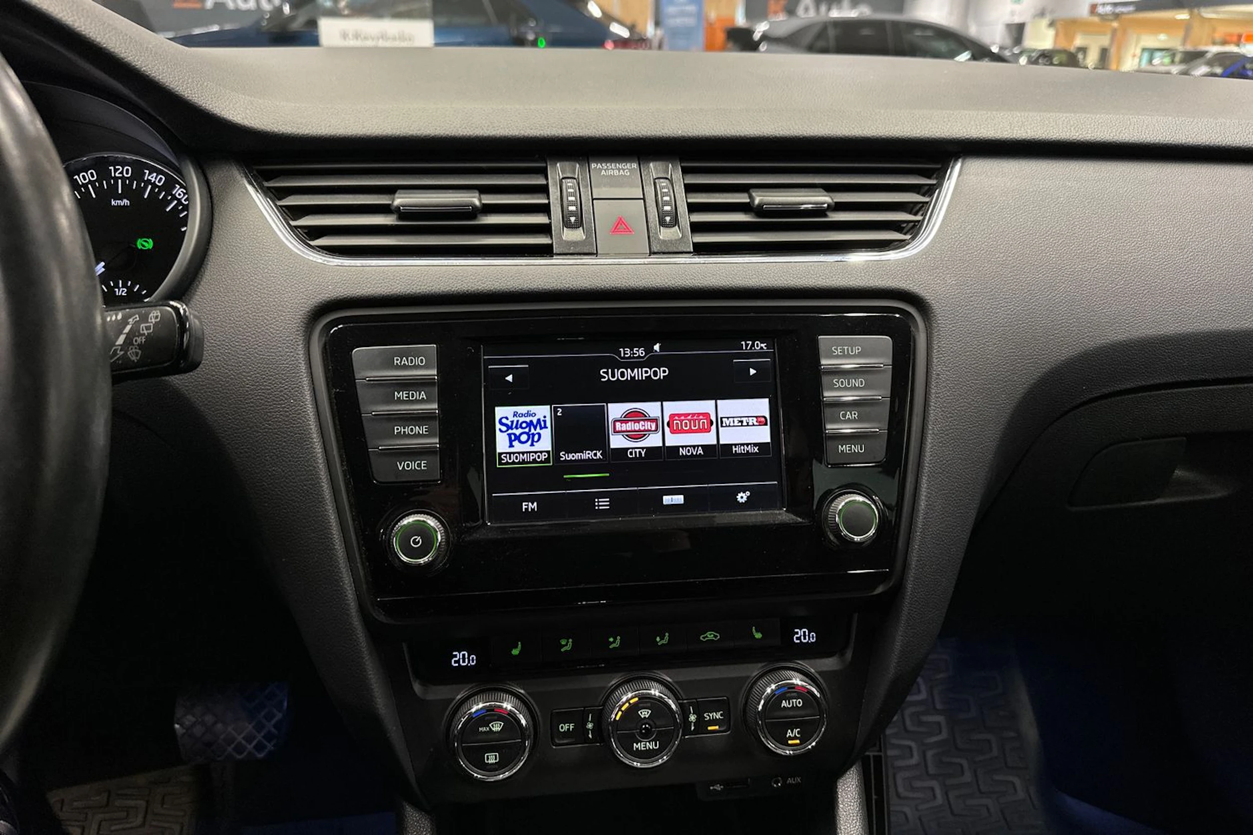 valkoinen Skoda Octavia 2015 kuva 14.