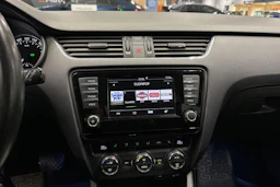 valkoinen Skoda Octavia 2015 kuva 14.