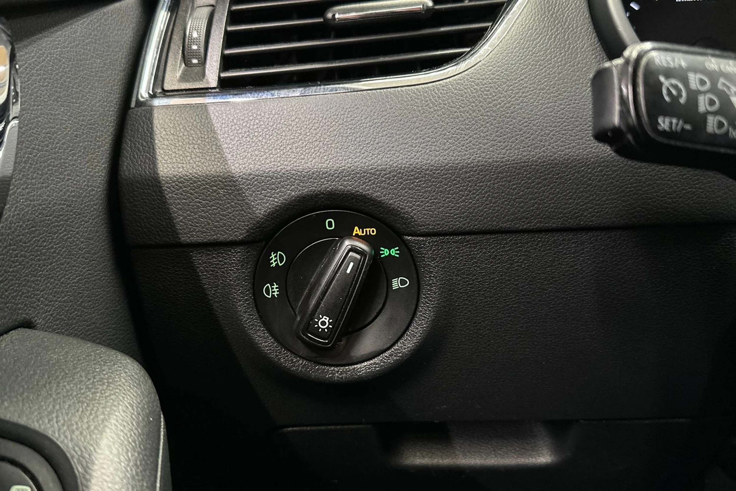 valkoinen Skoda Octavia 2015 kuva 21.
