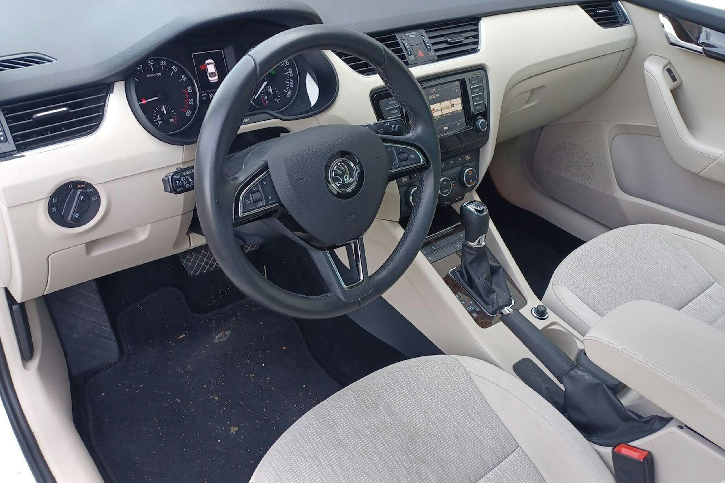 valkoinen Skoda Octavia 2016 kuva 3.