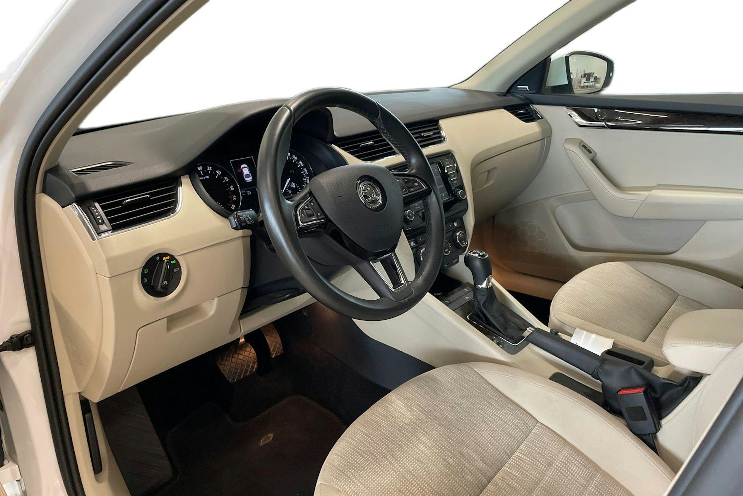 valkoinen Skoda Octavia 2017 kuva 7.