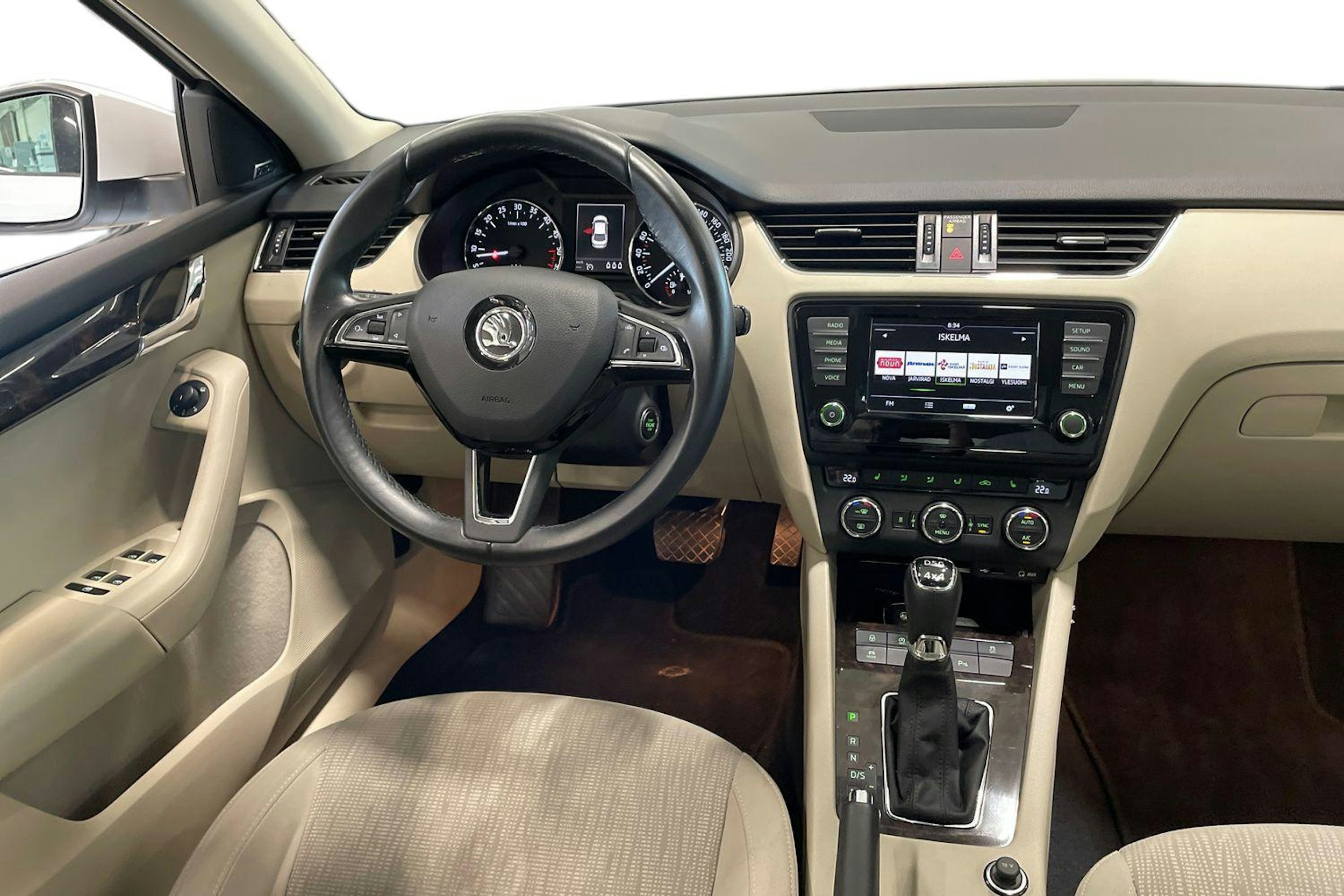 valkoinen Skoda Octavia 2017 kuva 9.