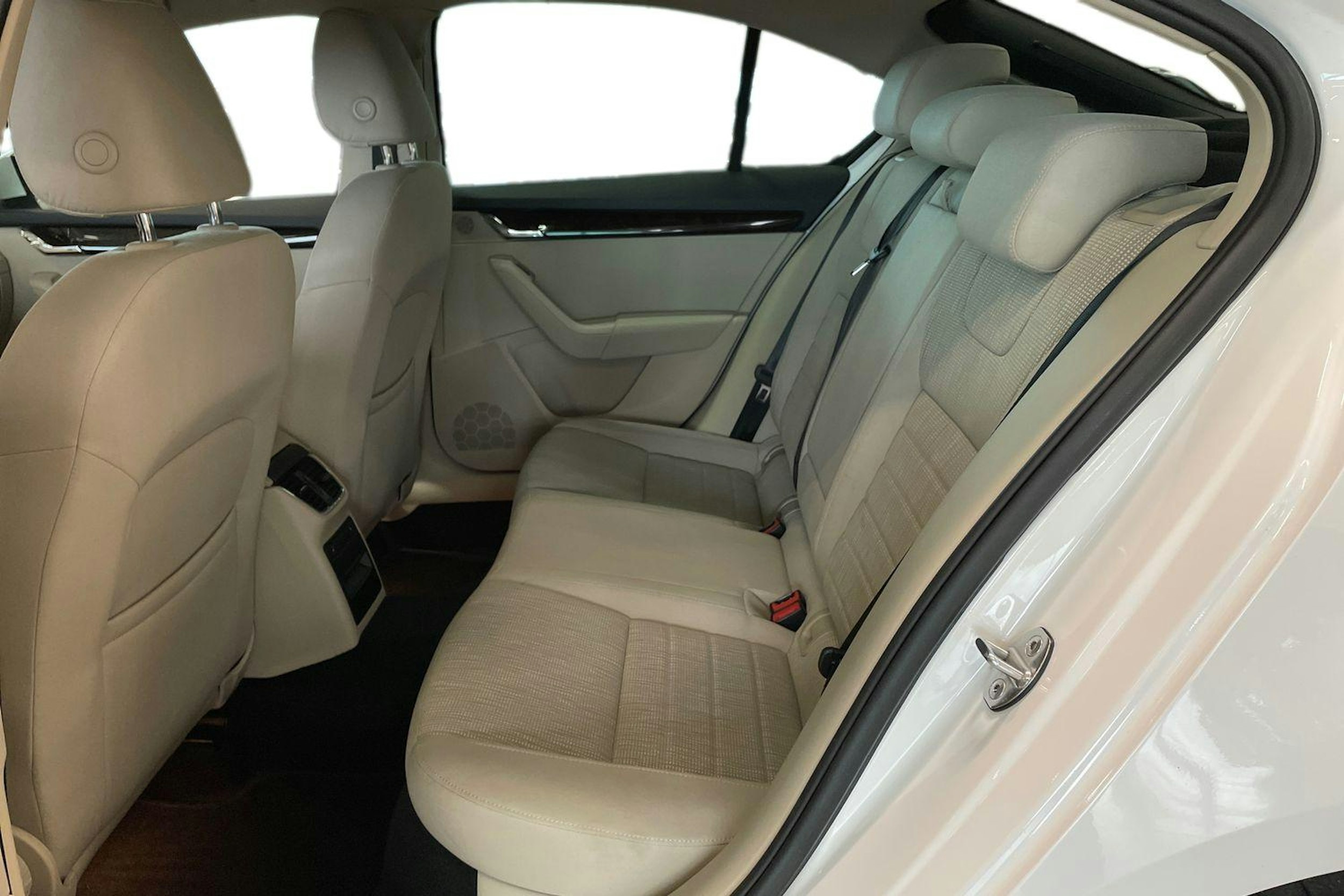 valkoinen Skoda Octavia 2017 kuva 10.