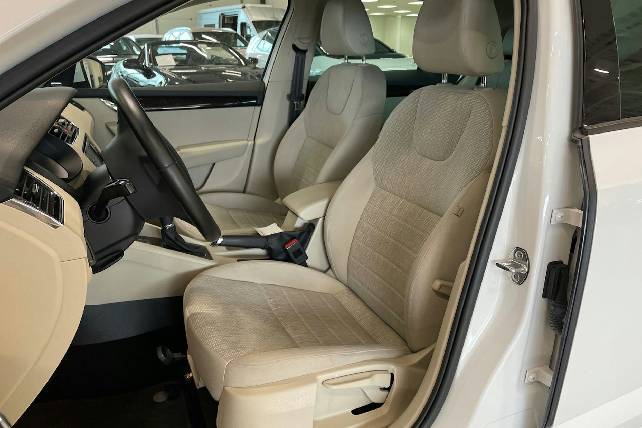 valkoinen Skoda Octavia 2017 kuva 14.