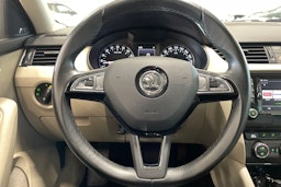valkoinen Skoda Octavia 2017 kuva 15.