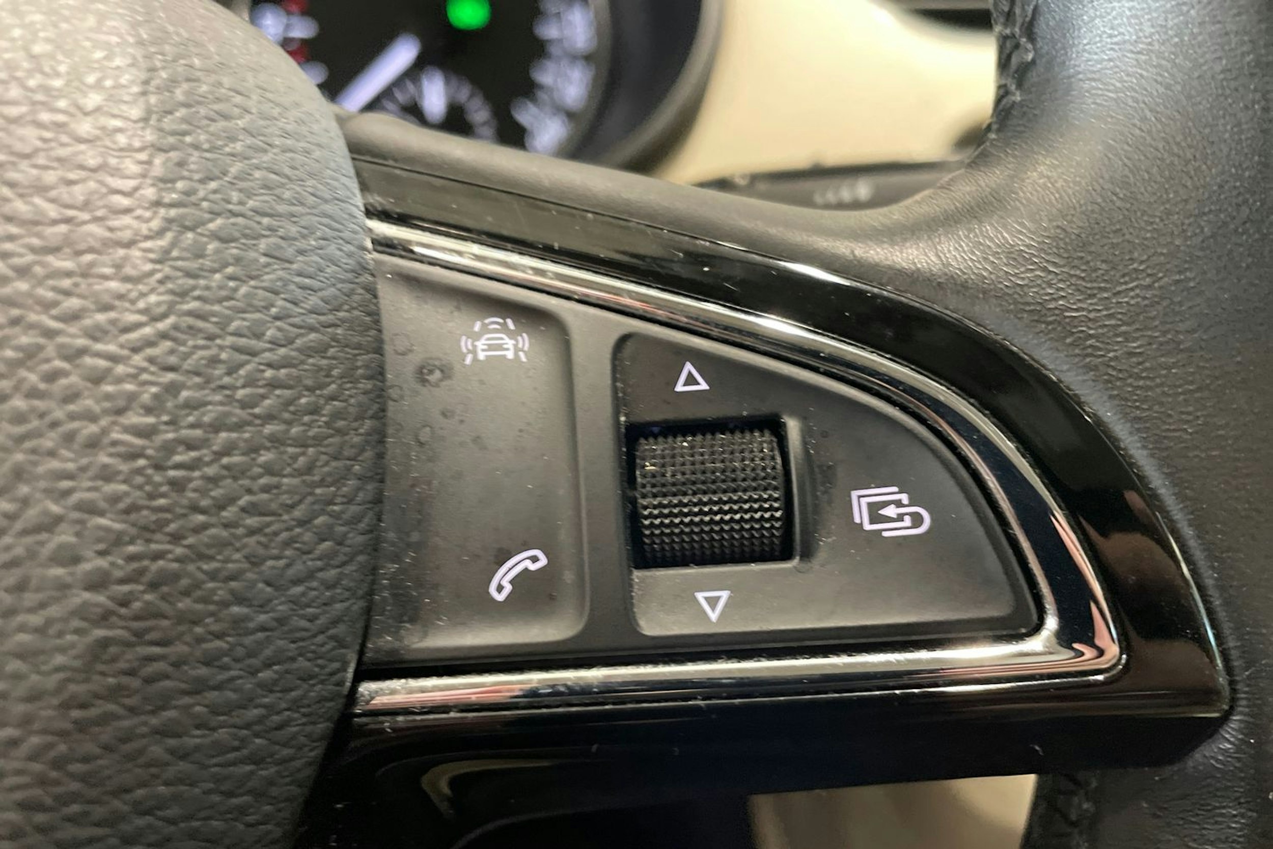 valkoinen Skoda Octavia 2017 kuva 16.