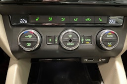 valkoinen Skoda Octavia 2017 kuva 28.