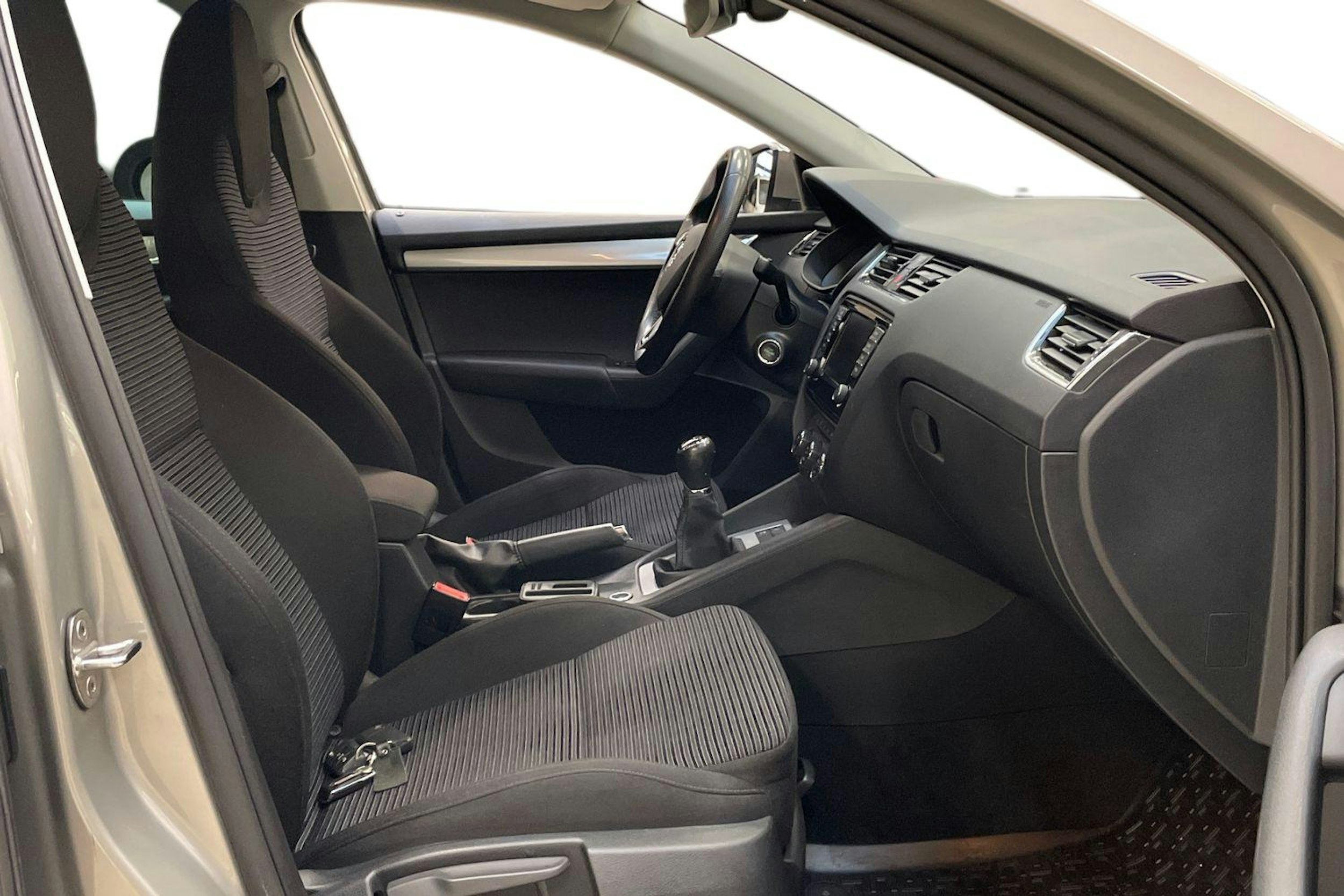 ruskea (beige) Skoda Octavia 2017 kuva 9.