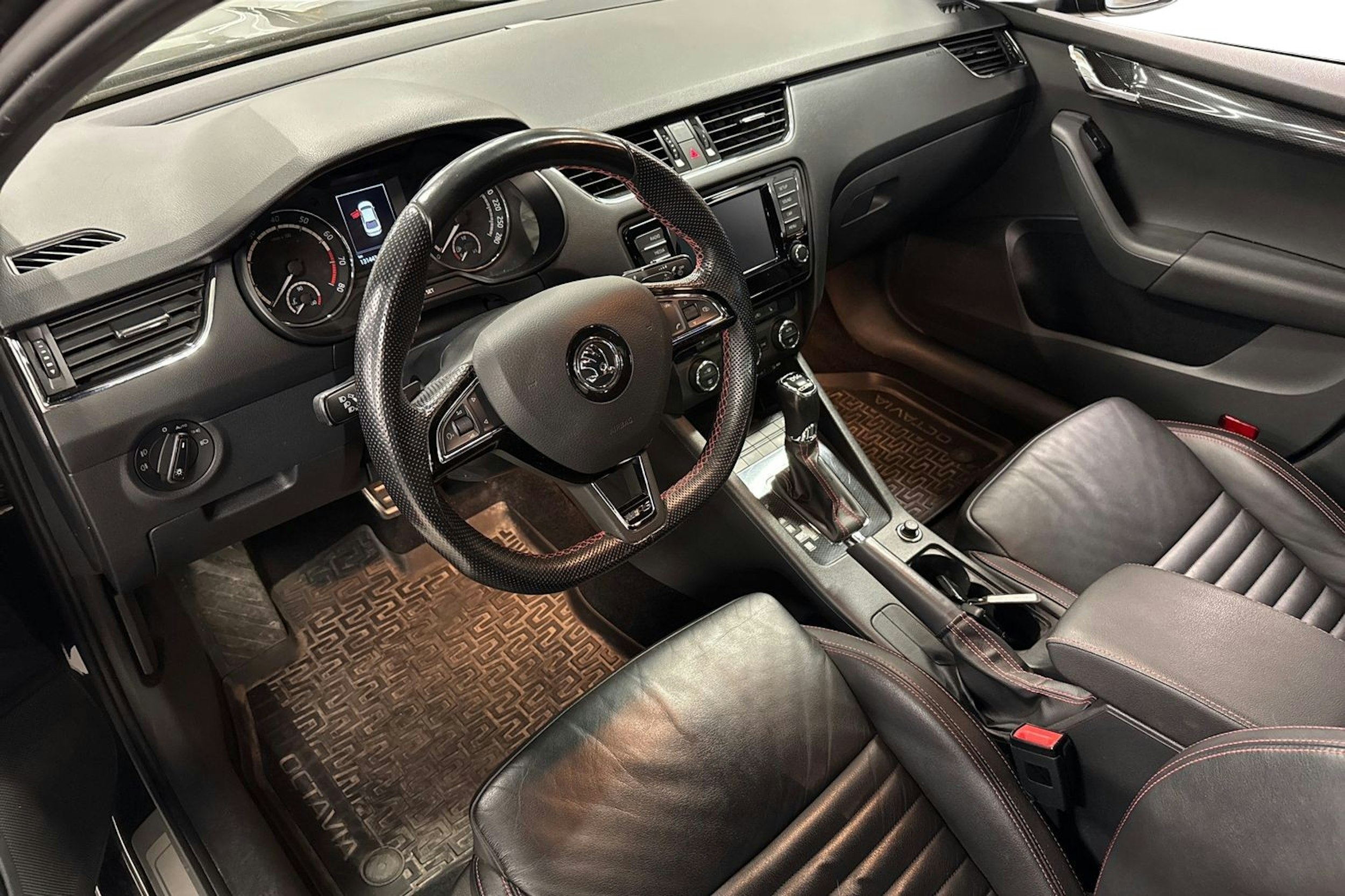 musta Skoda Octavia 2016 kuva 3.