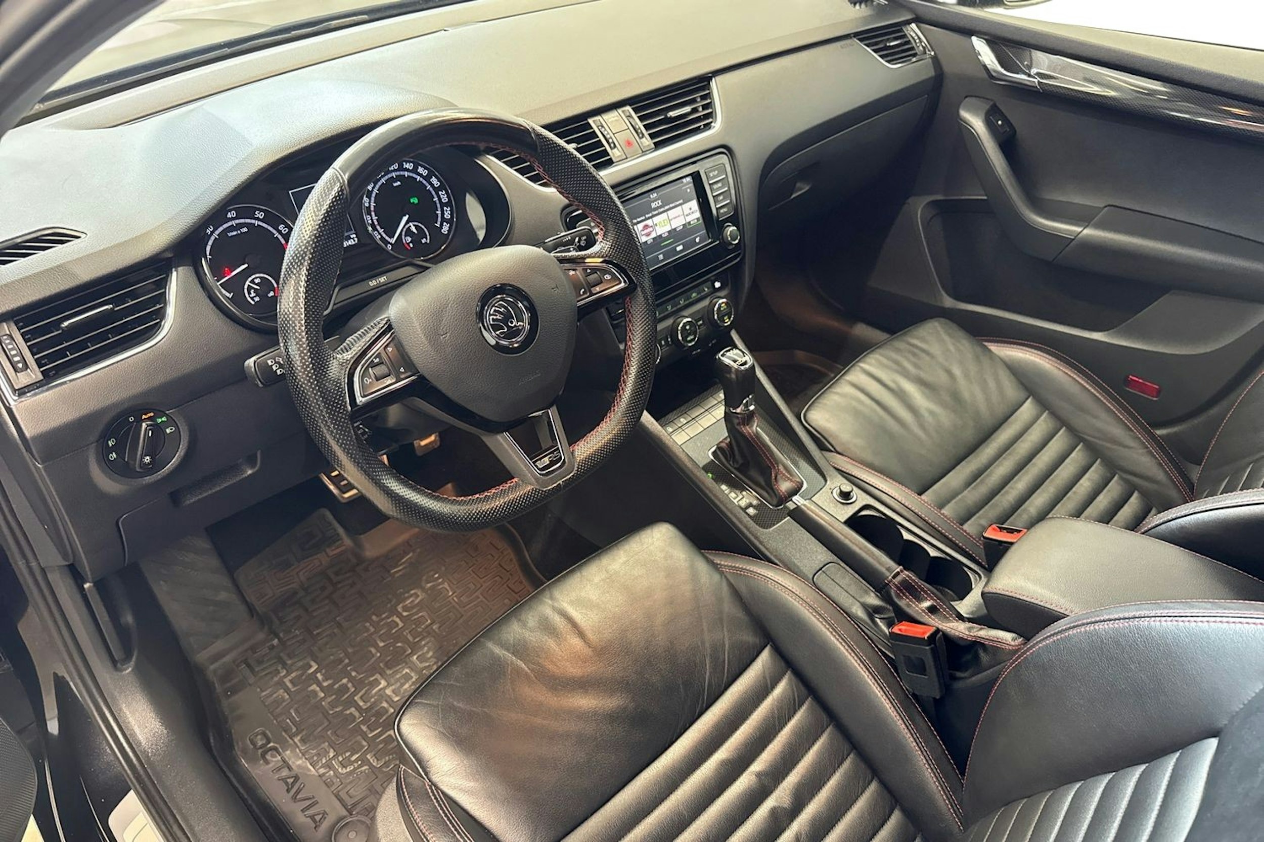 musta Skoda Octavia 2016 kuva 7.