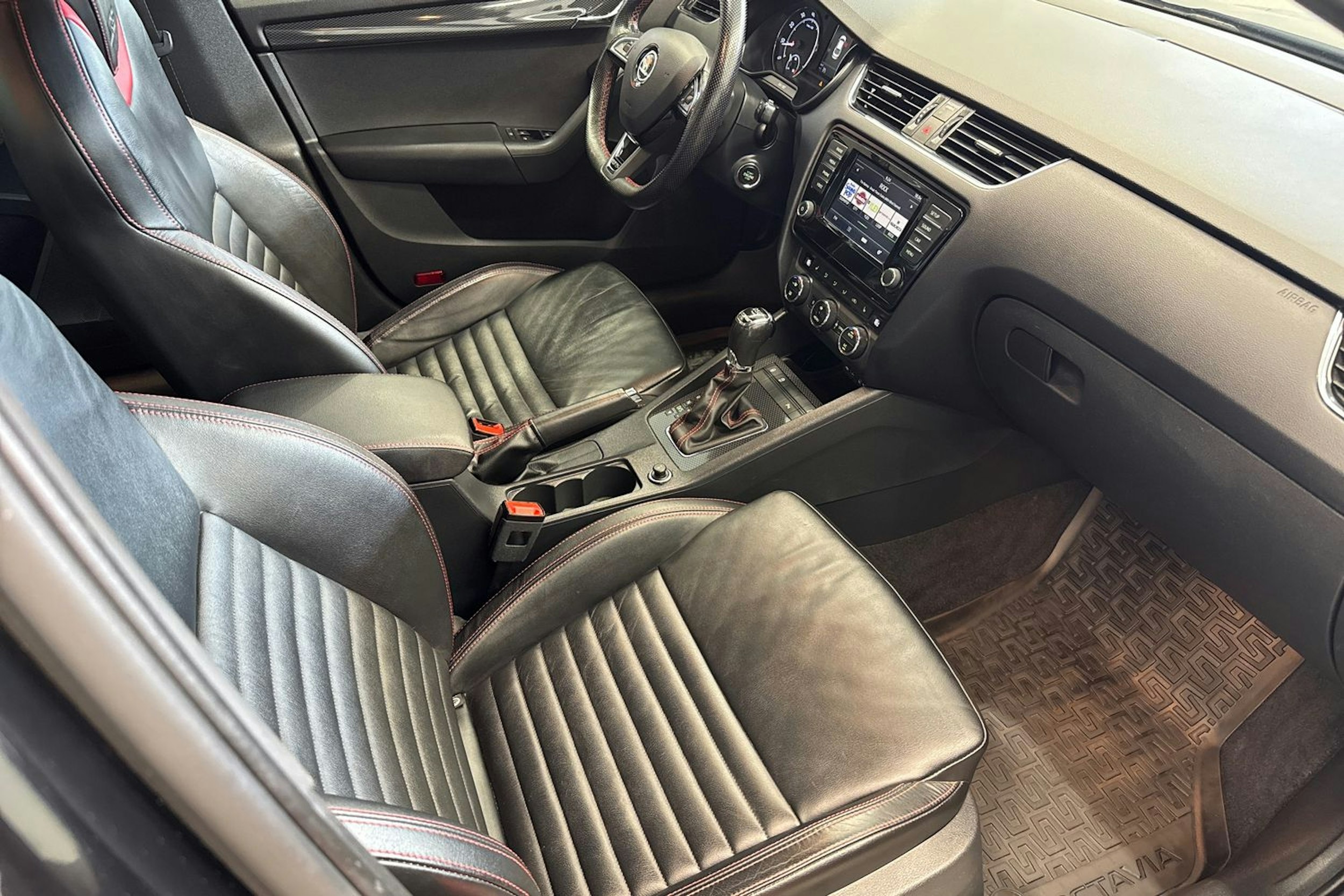 musta Skoda Octavia 2016 kuva 9.