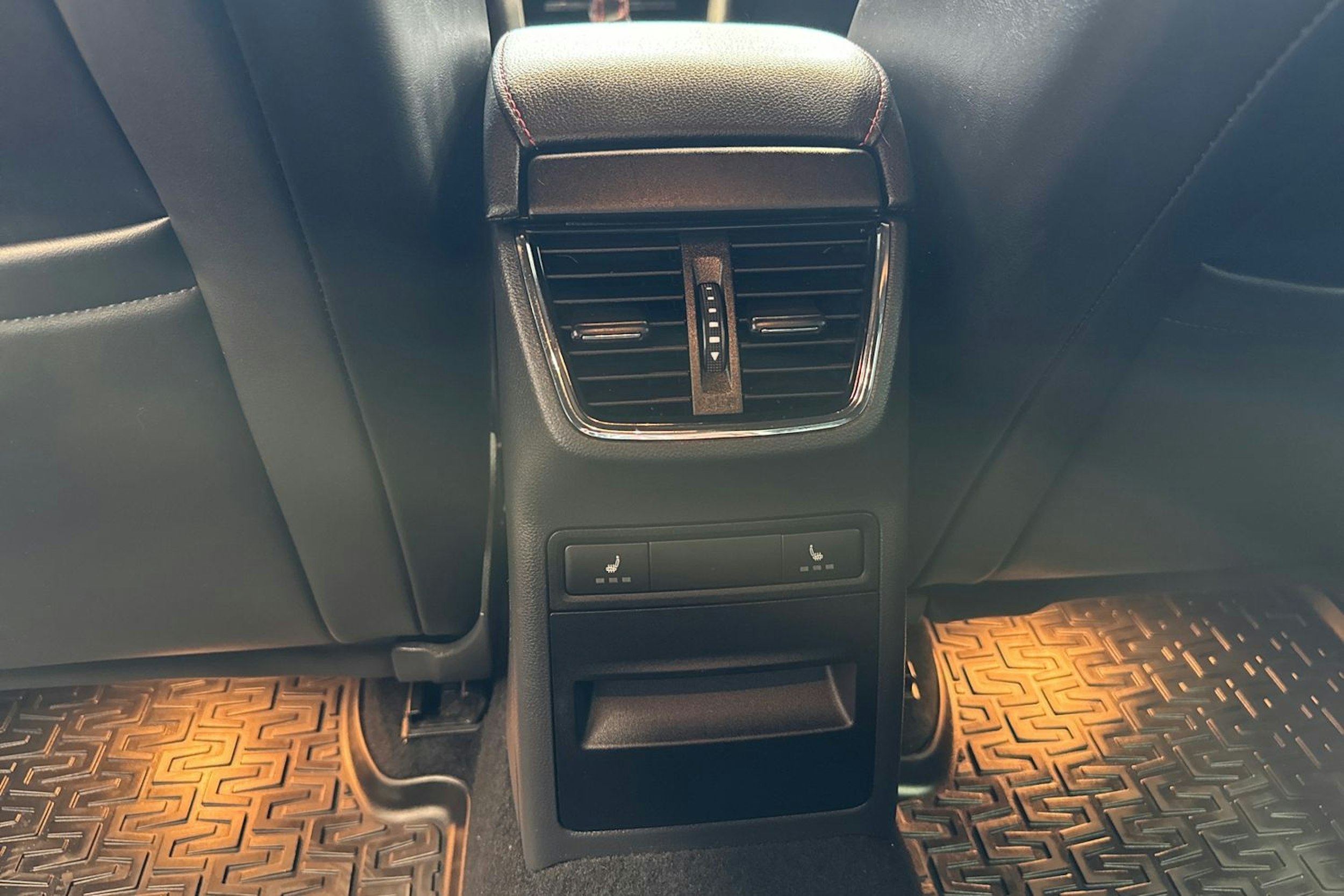 musta Skoda Octavia 2016 kuva 32.