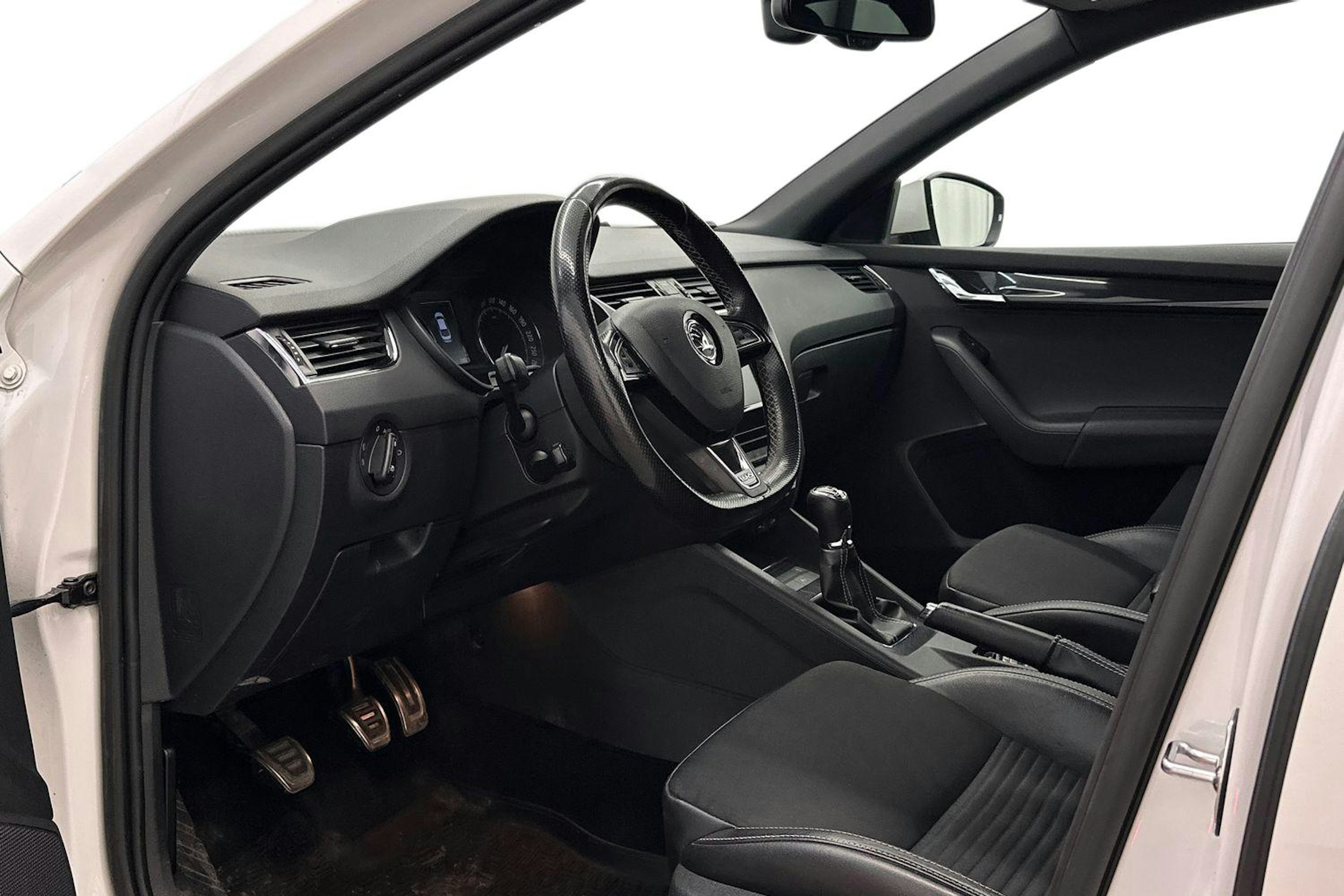 Valkoinen Skoda OCTAVIA 2016 kuva 6.