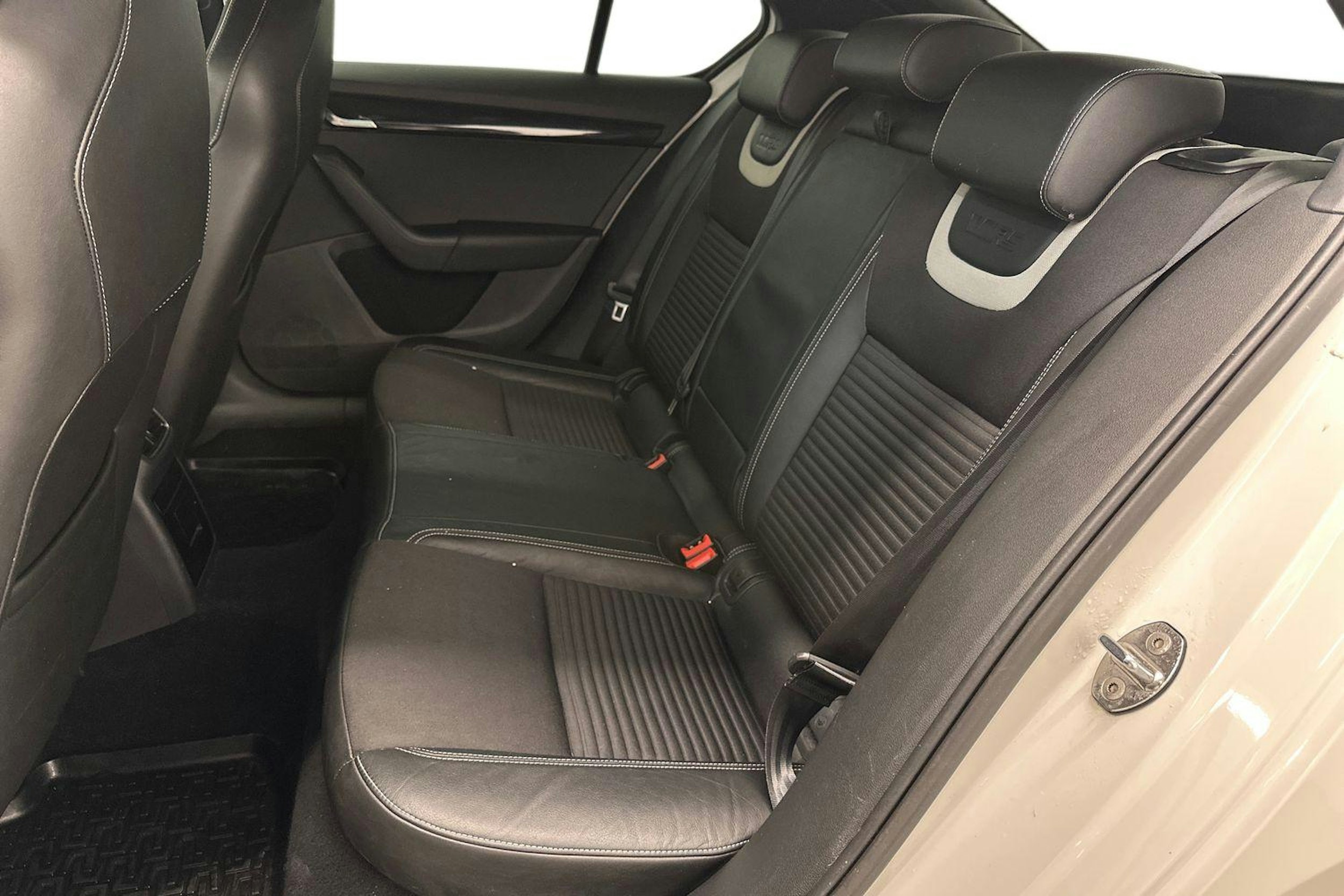 Valkoinen Skoda OCTAVIA 2016 kuva 8.