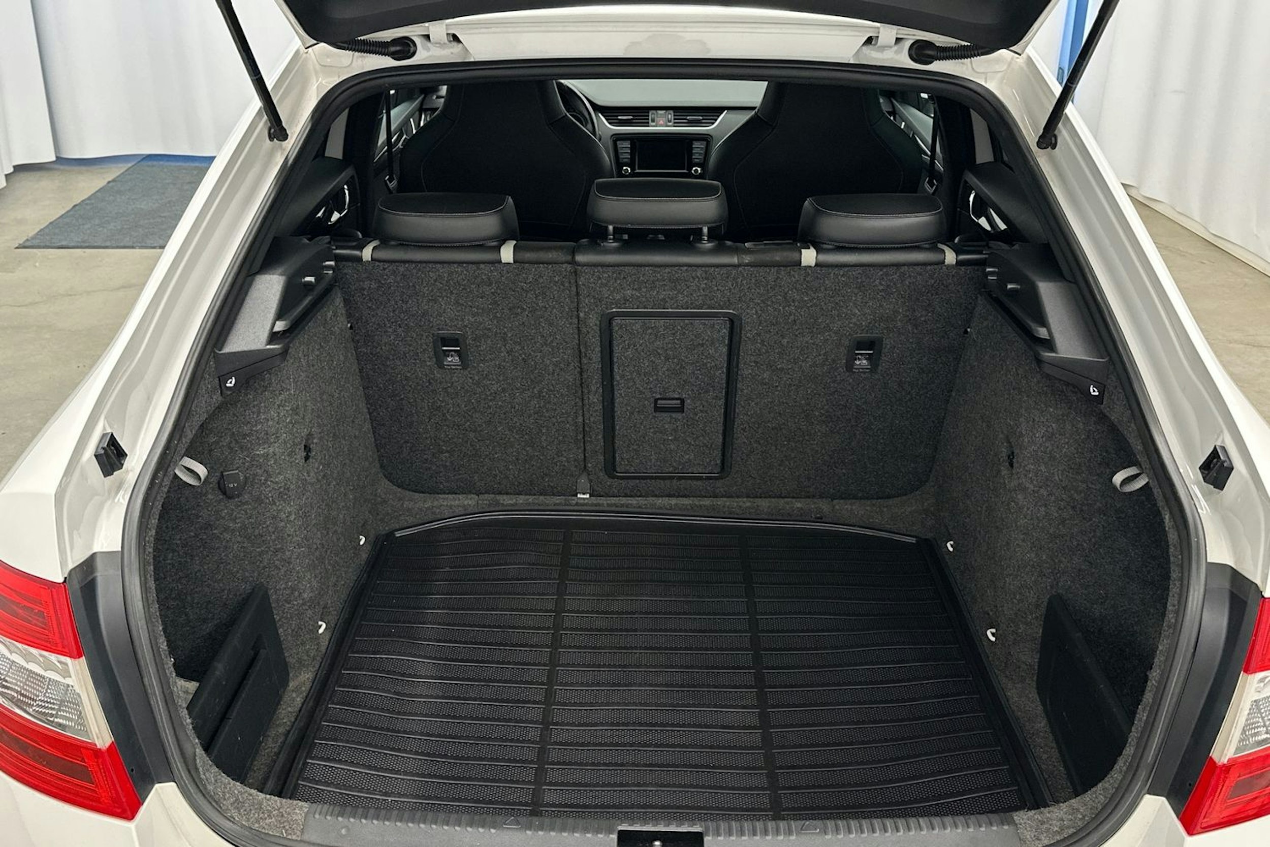 Valkoinen Skoda OCTAVIA 2016 kuva 22.