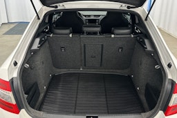 Valkoinen Skoda OCTAVIA 2016 kuva 22.