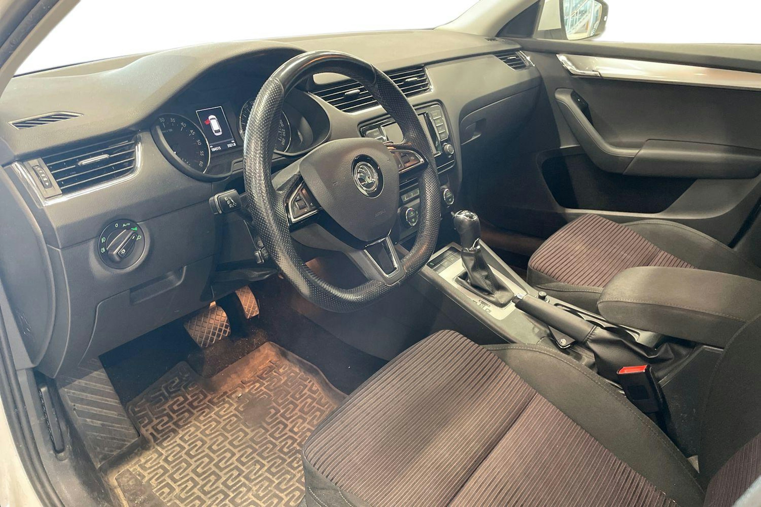 Valkoinen Skoda OCTAVIA 2016 kuva 3.